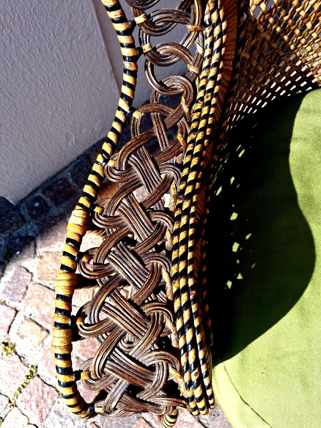Authentique fauteuil dit Emmanuelle en rotin, design séventies