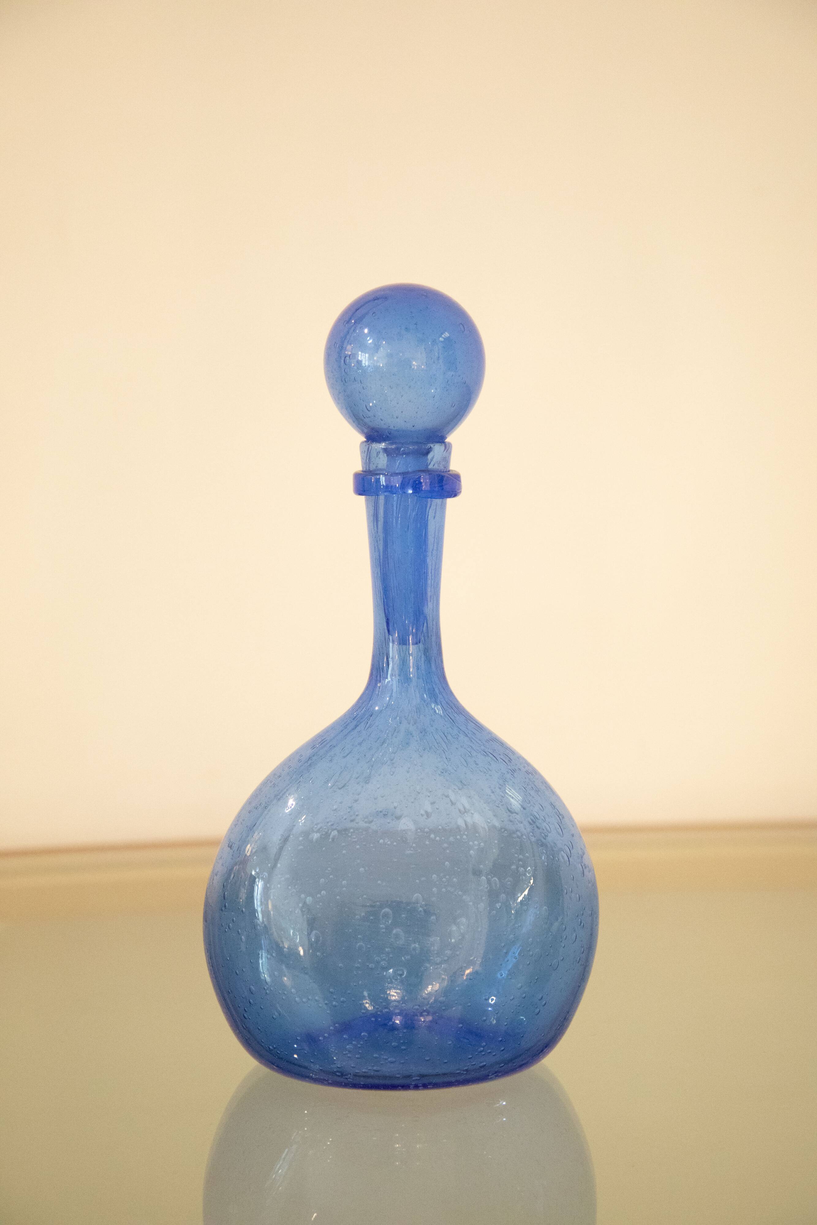 Carafe biot blown glass blue