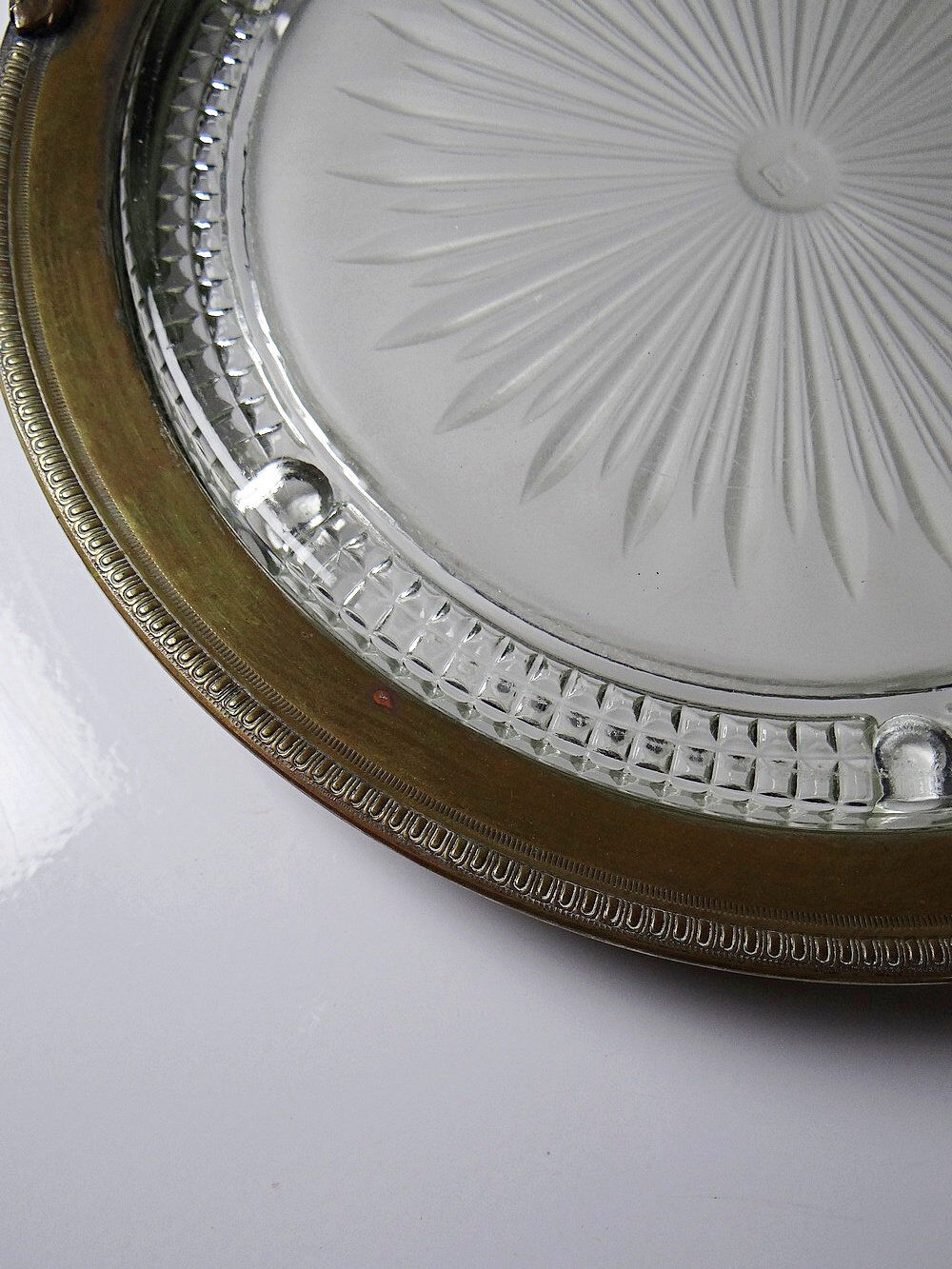 Plateau with handles, moulded glass and brass, Verlys, vintage Art Deco 1930-1940.