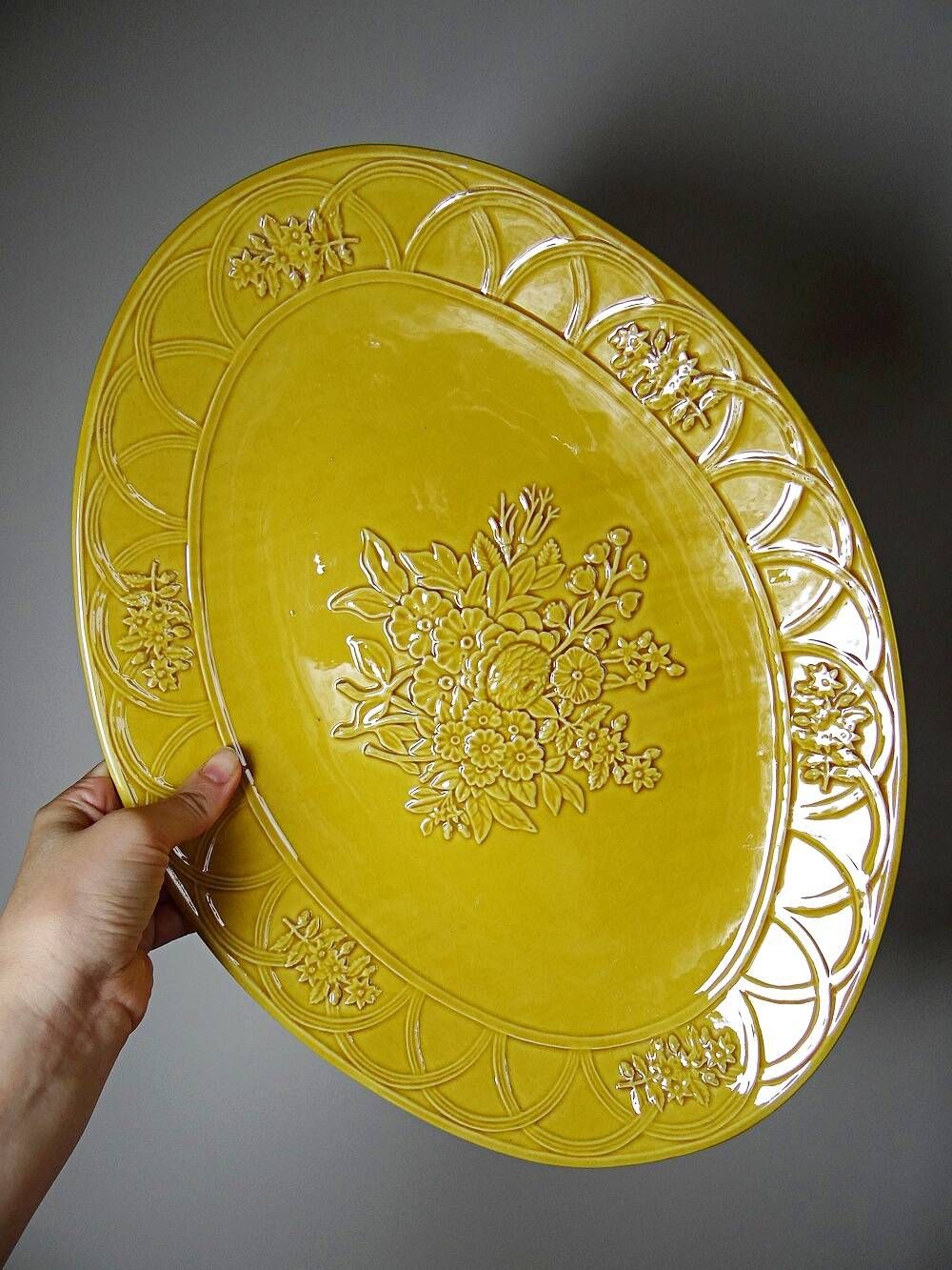 Large oval dish Bordallo Pinheiro yellow earthenware, Portugal 1970-1980