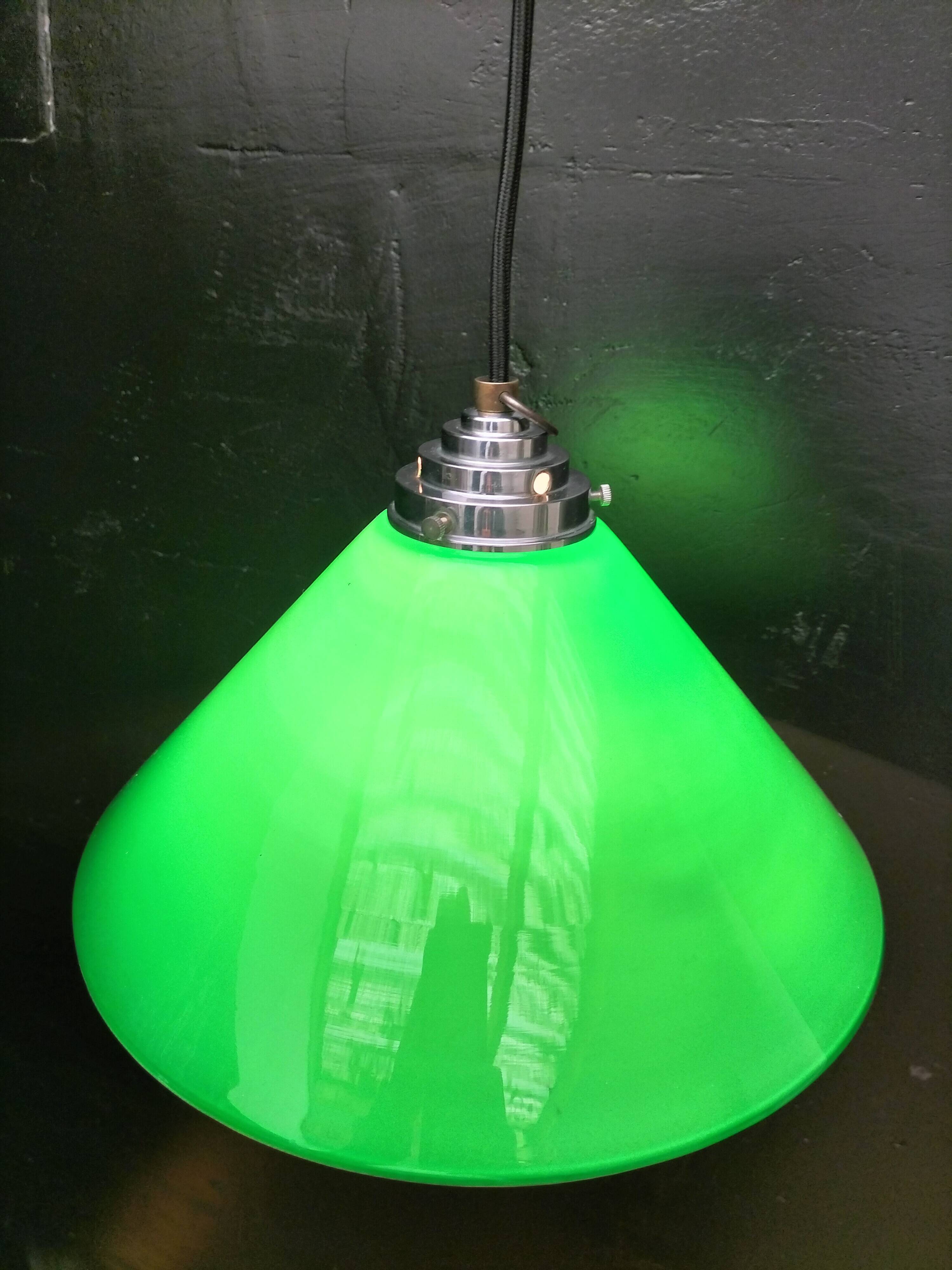 Green opaline cone suspension