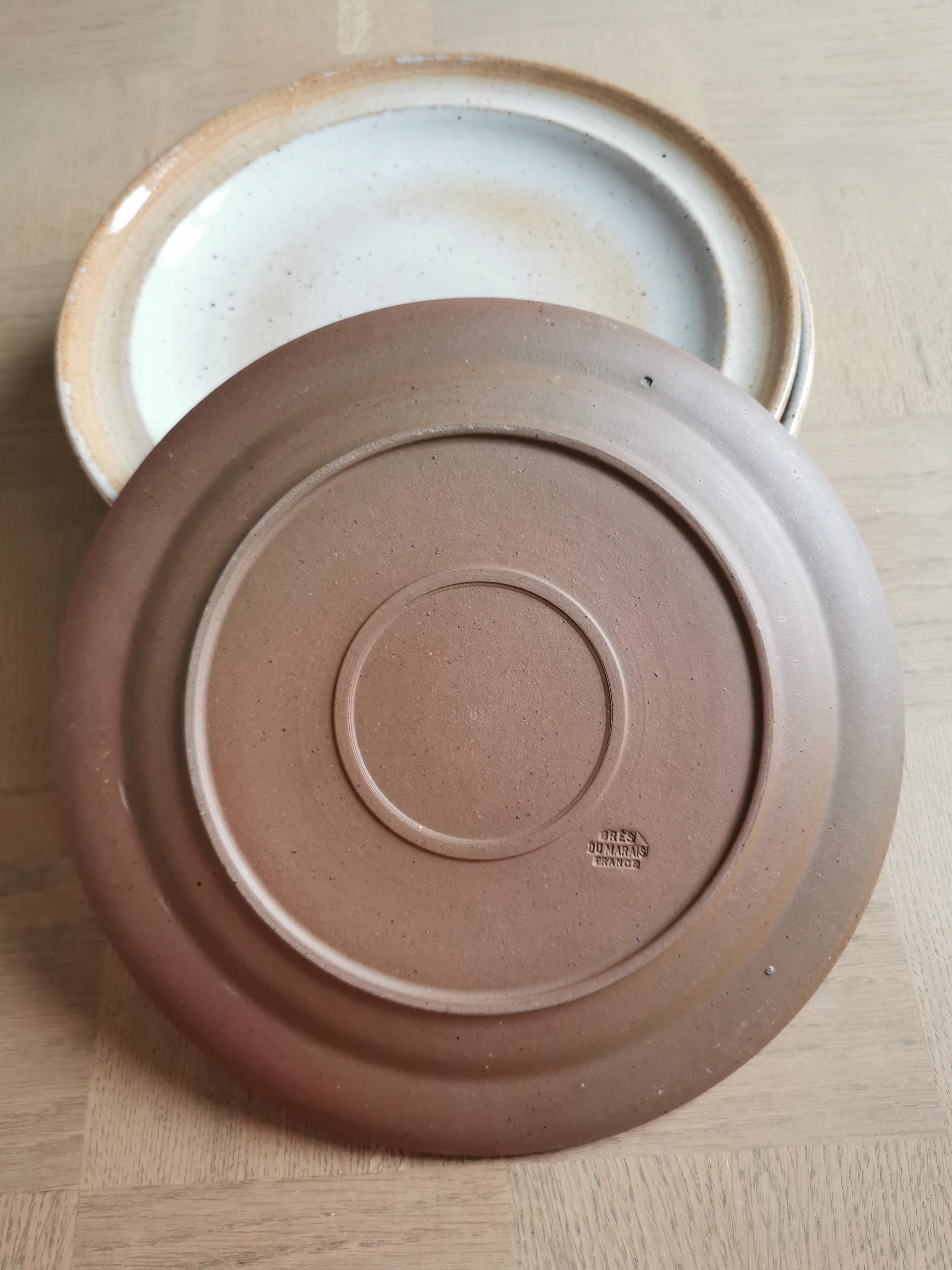service of 7 vintage plates in Marais sandstone