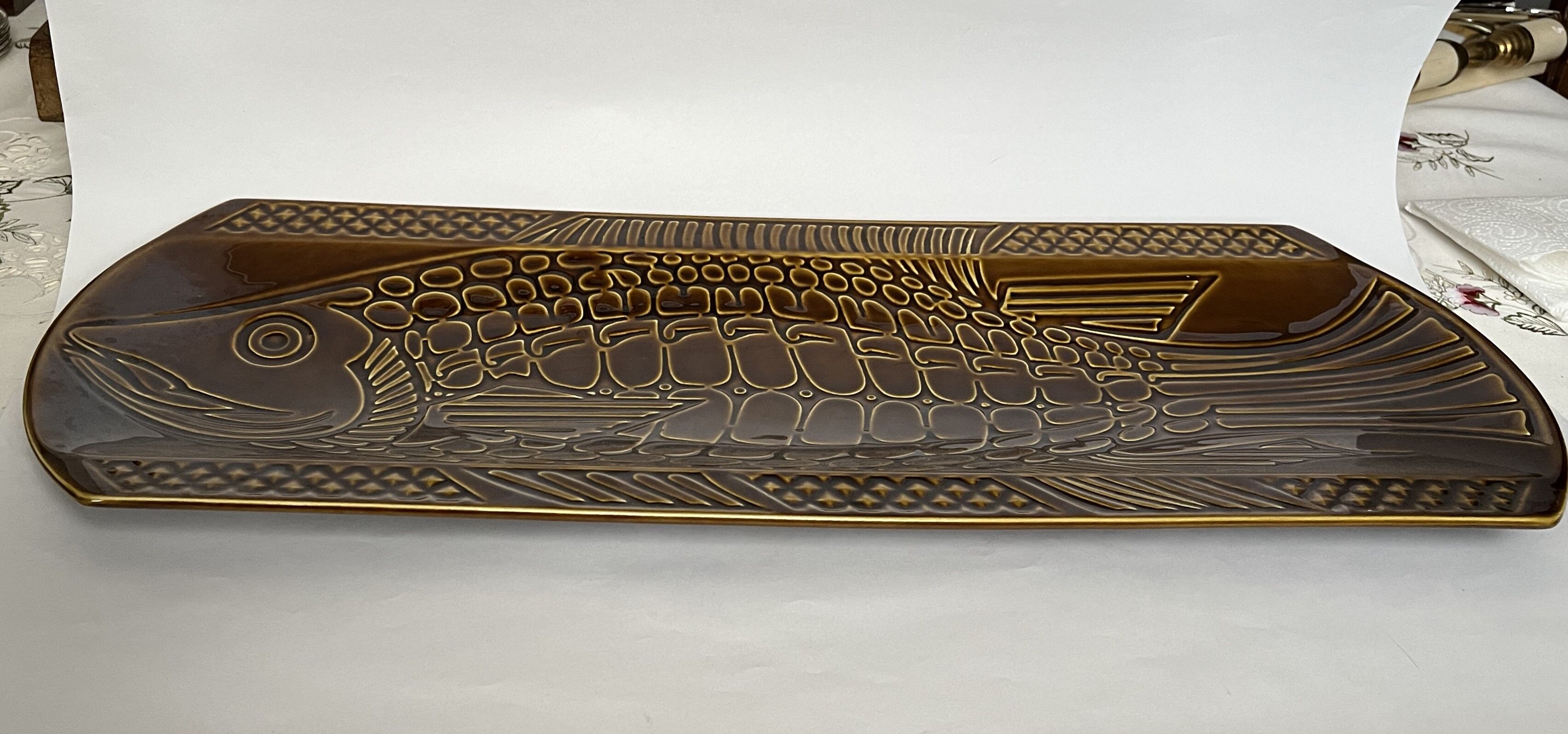 Plat à poisson en céramique