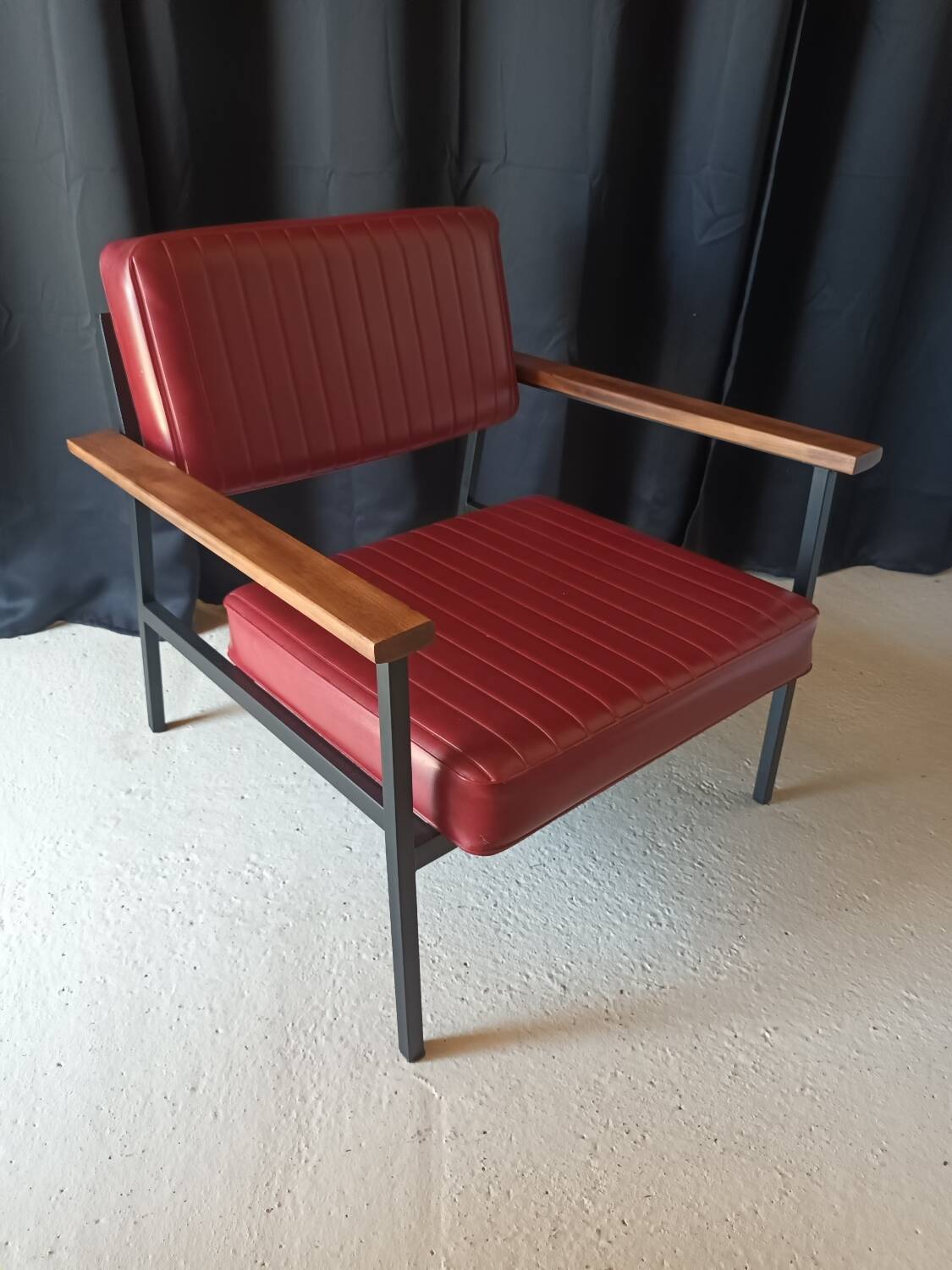 Vintage armchair in burgundy leatherette, wood and black metal