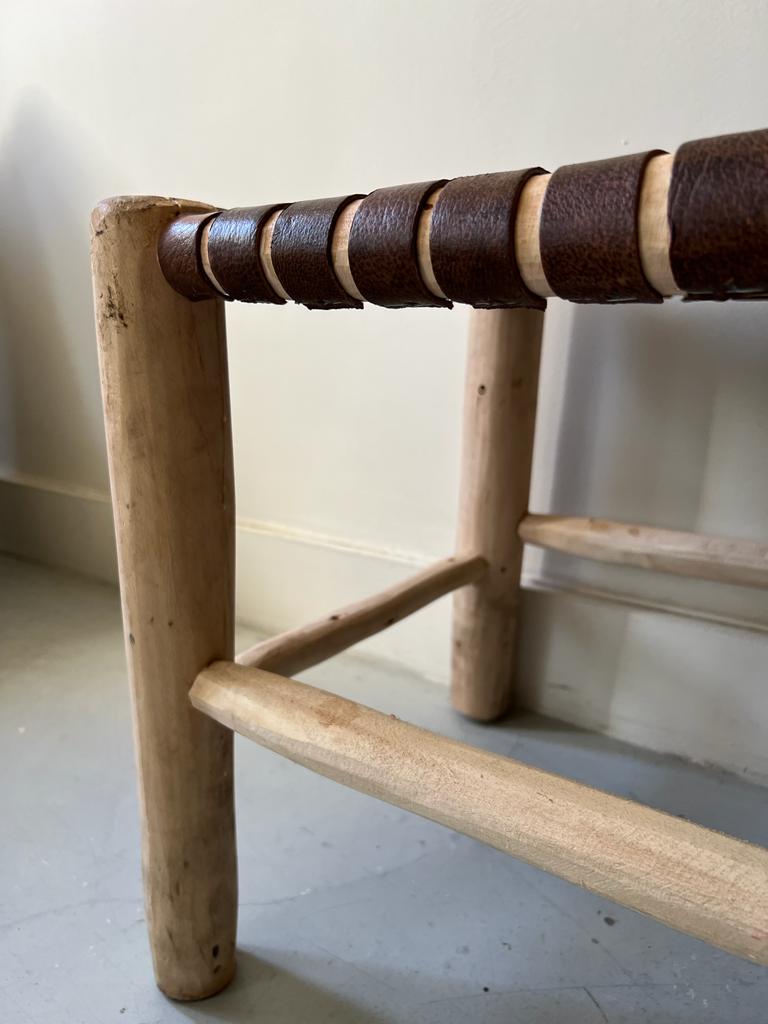Large raw bench in wood and tawny leather