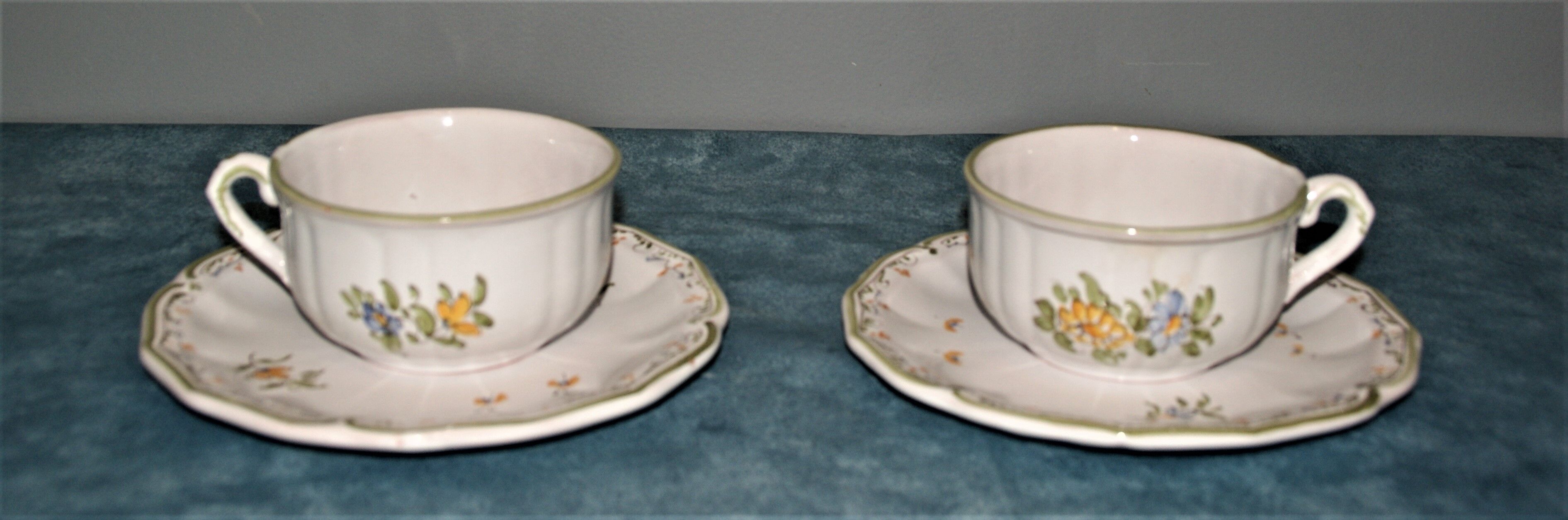 Deux tasse moustier à décor de fleurs signé