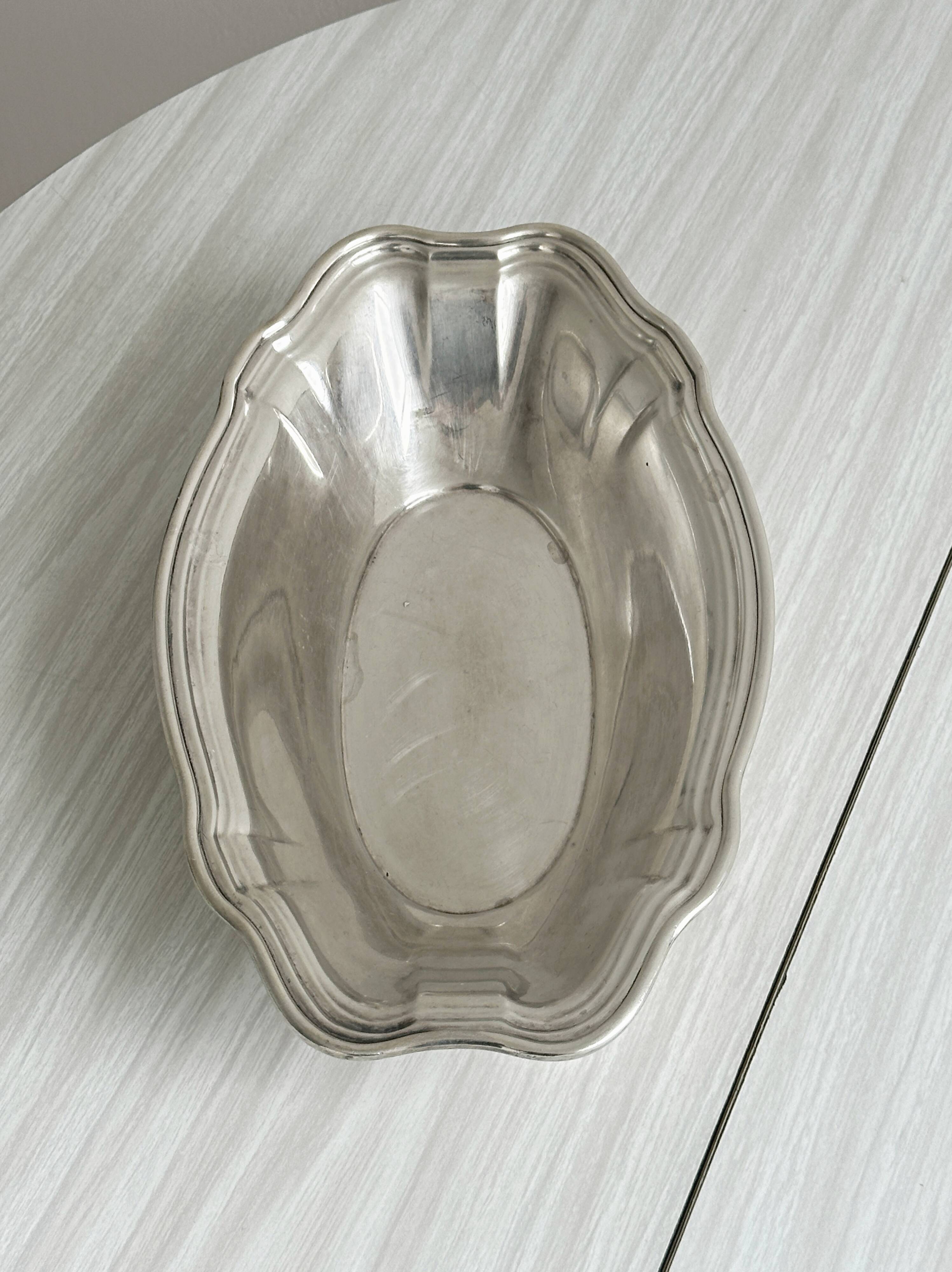 Shallow dish in silver-plated metal
