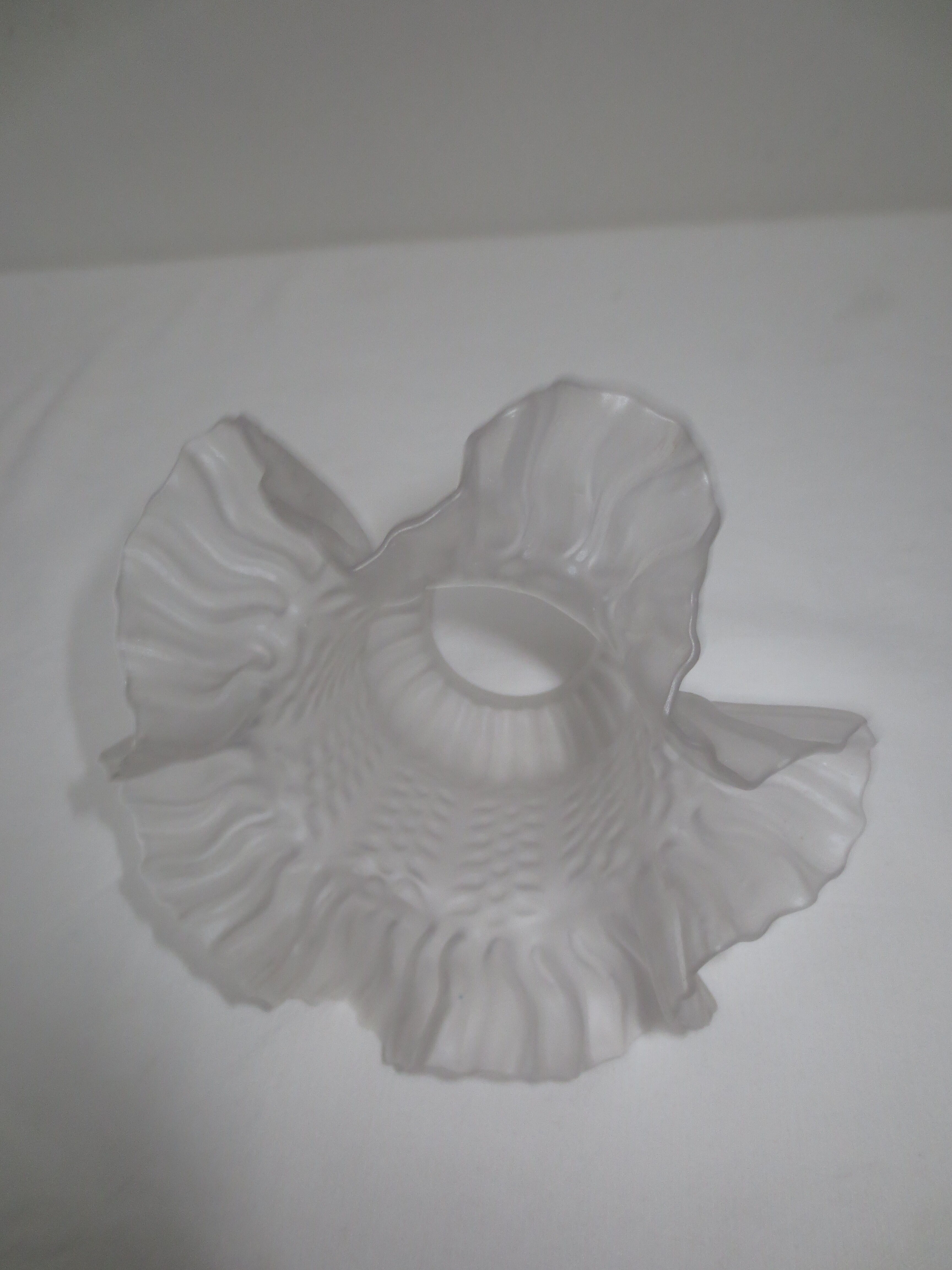 Ancienne lampe de table, pied en bois tourné gris galet et tulipe en verre