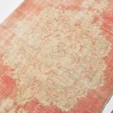Tapis vintage fait main corail et beige, motifs floraux patinés orientaux