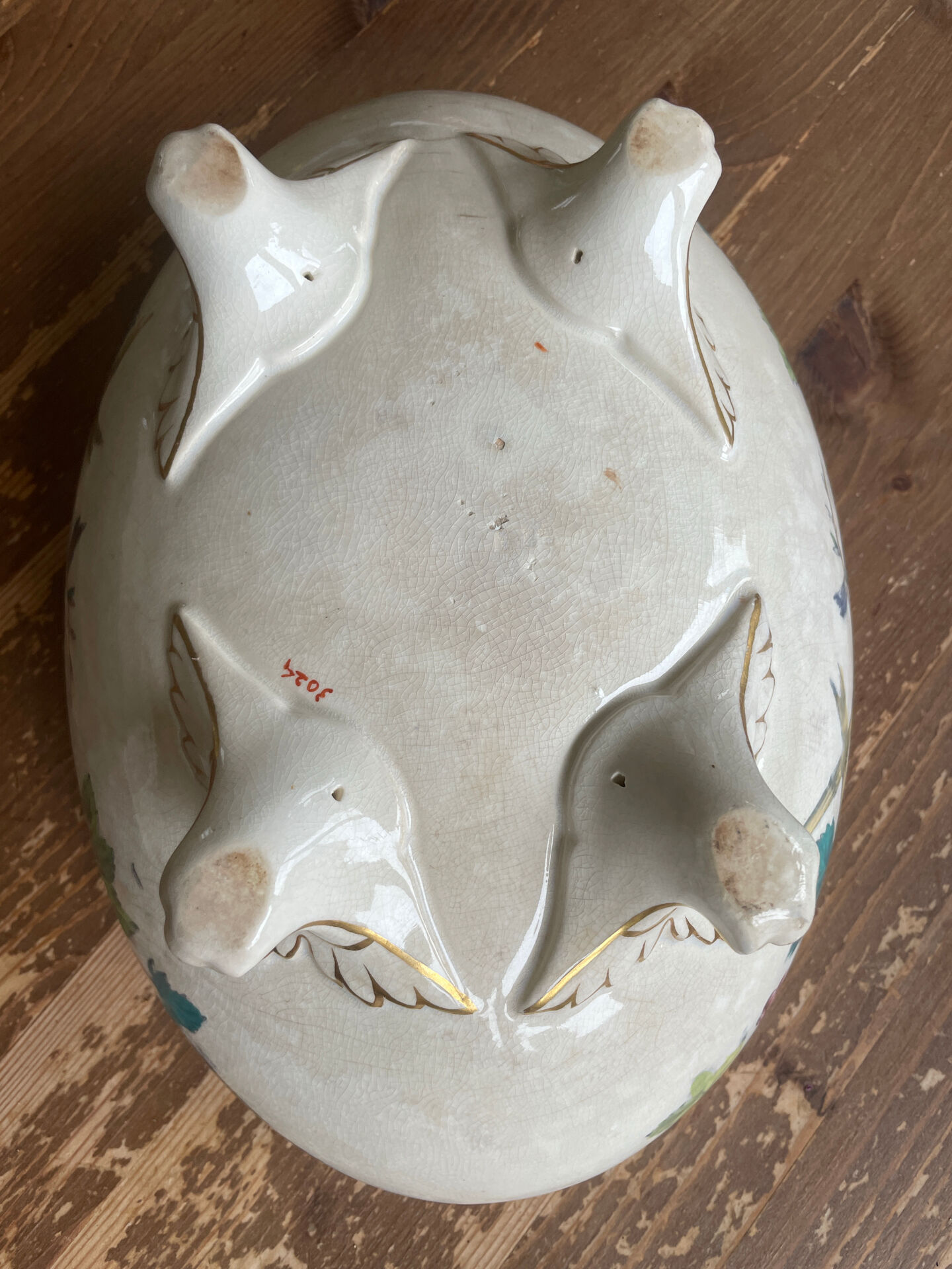 Oval jardinière in earthenware on legs with Japonese motif, birds, leaves.
