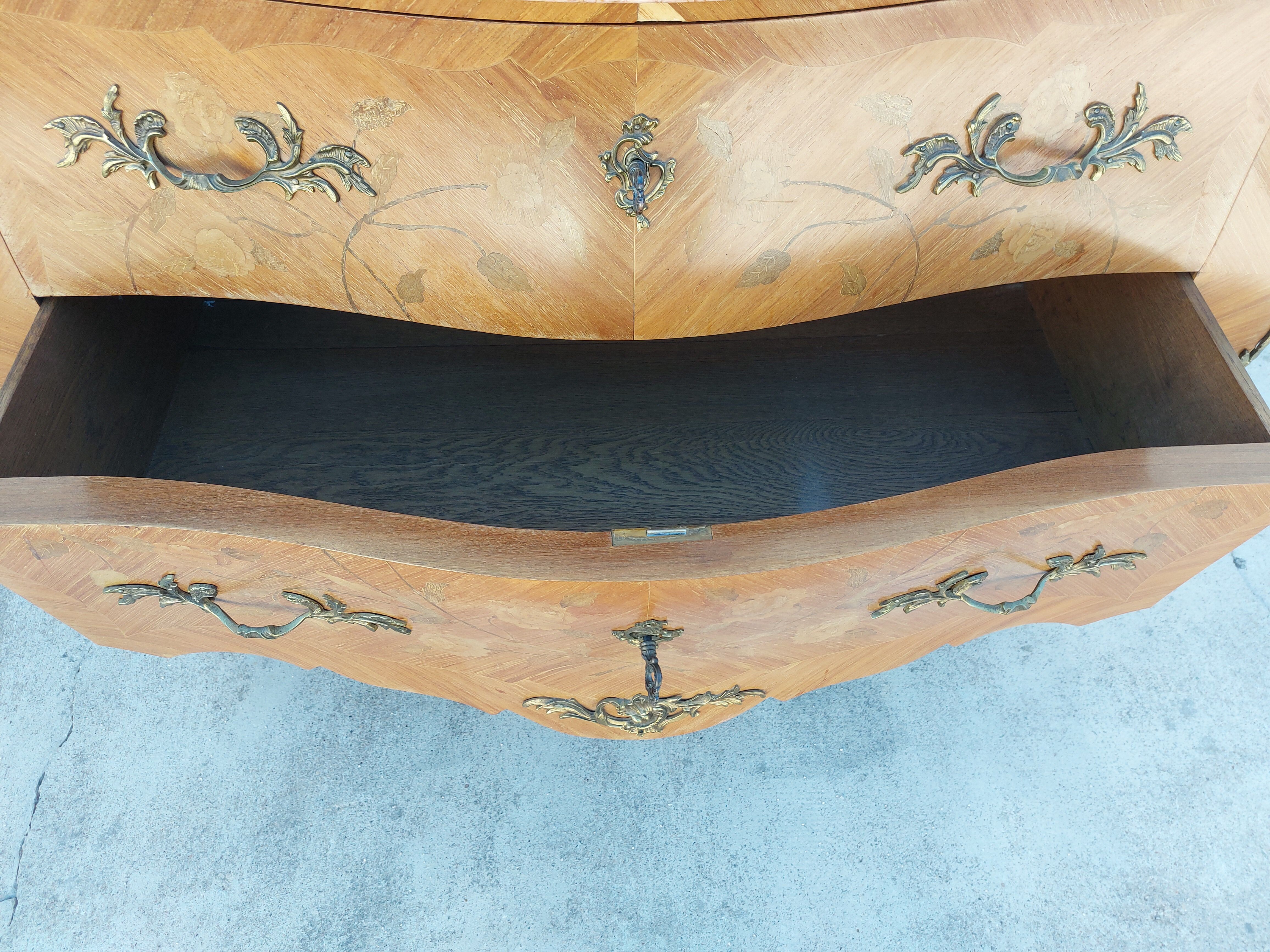 Louis XV chest of drawers in rosewood marquetry