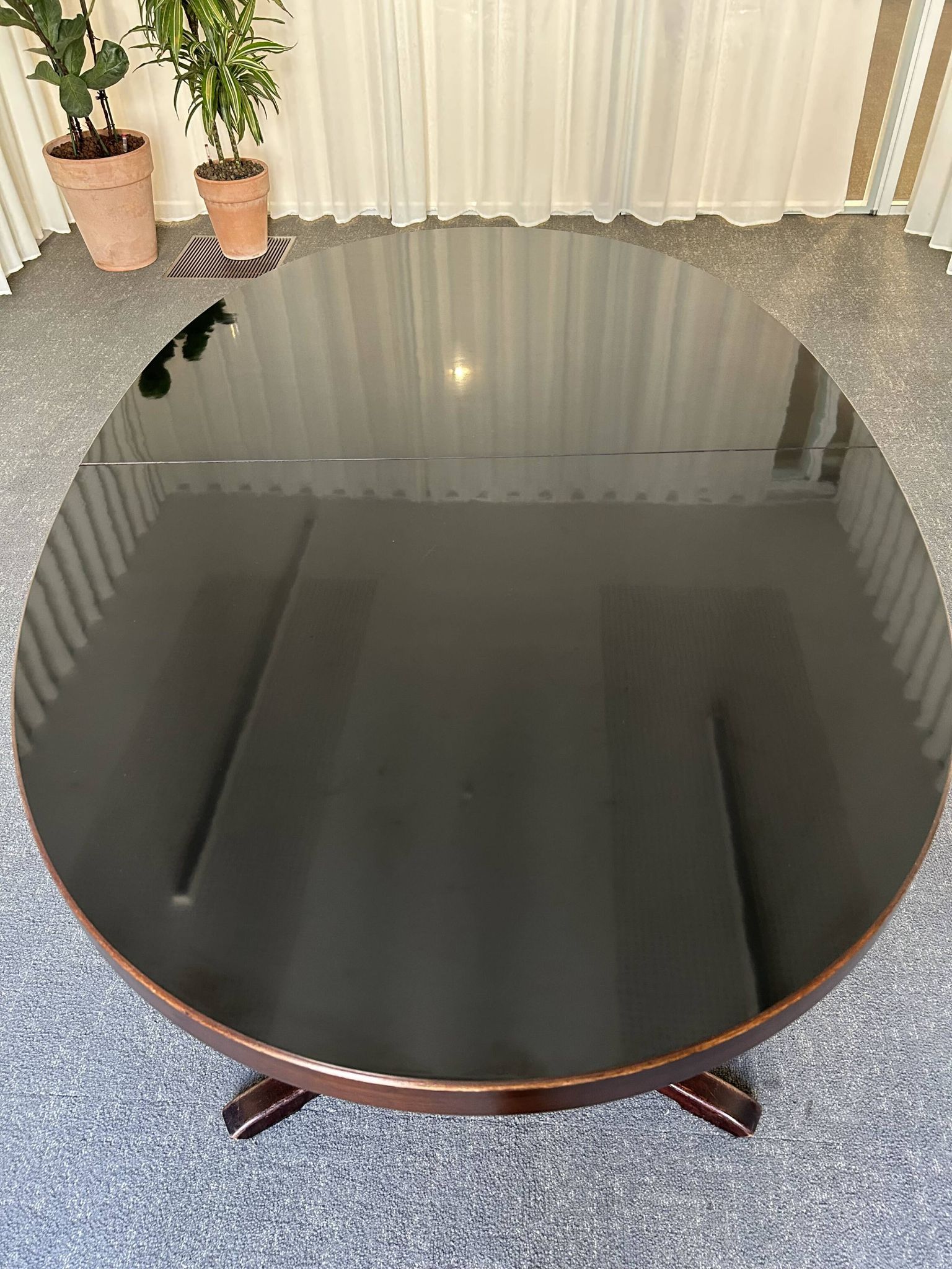 Extendable round table in Baumann style, black lacquered top, pedestal base.