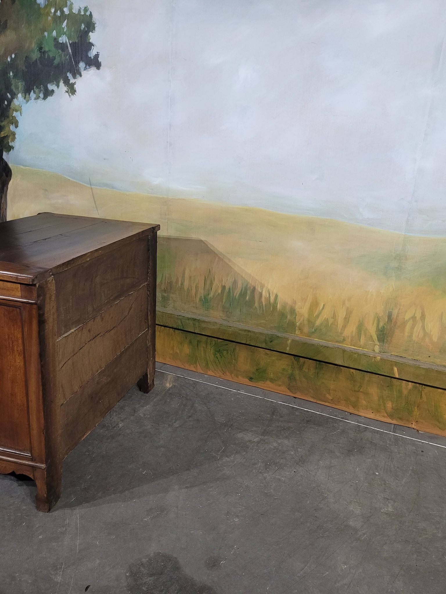 Small 18th-century chest of drawers in walnut and cherry wood.