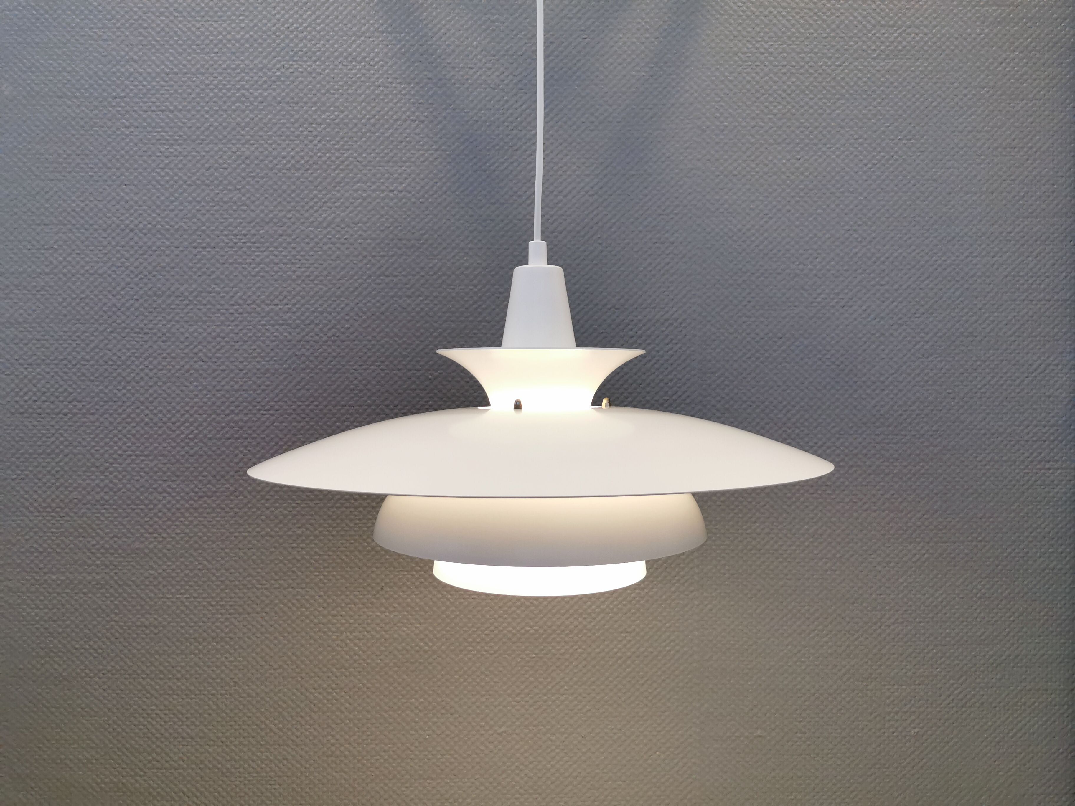 Classic danish designed hanging lamp from the 80s, in white lacquered metal