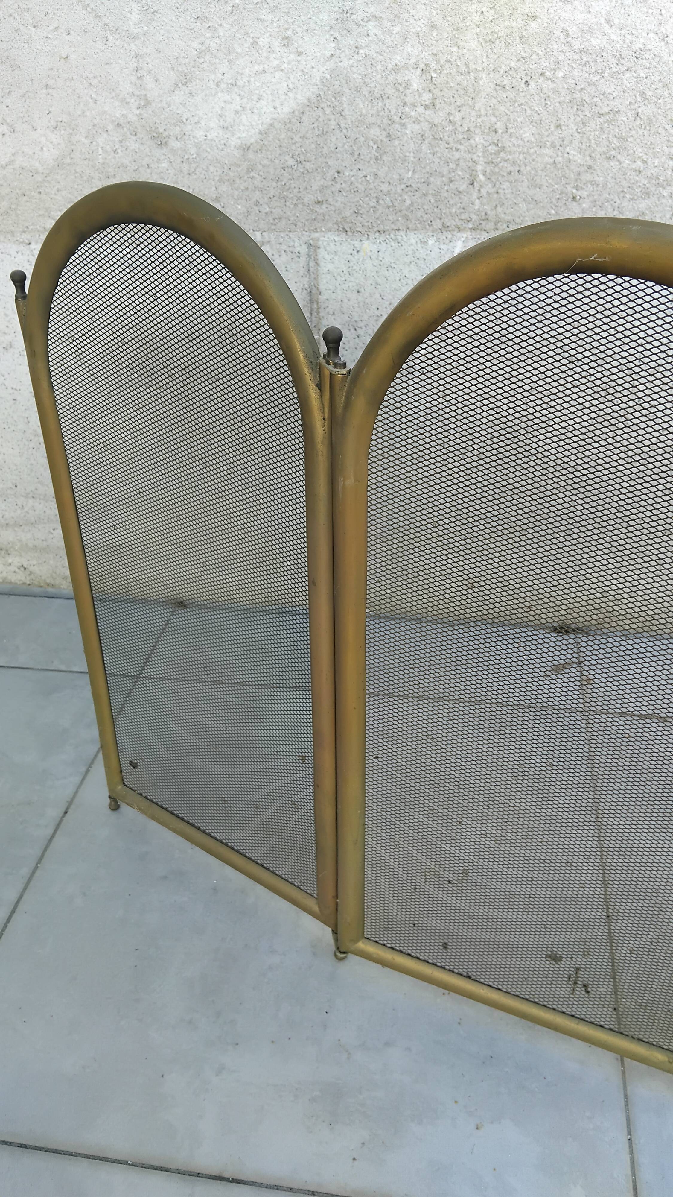 Neoclassical style fire screen with 4 panels and mesh.