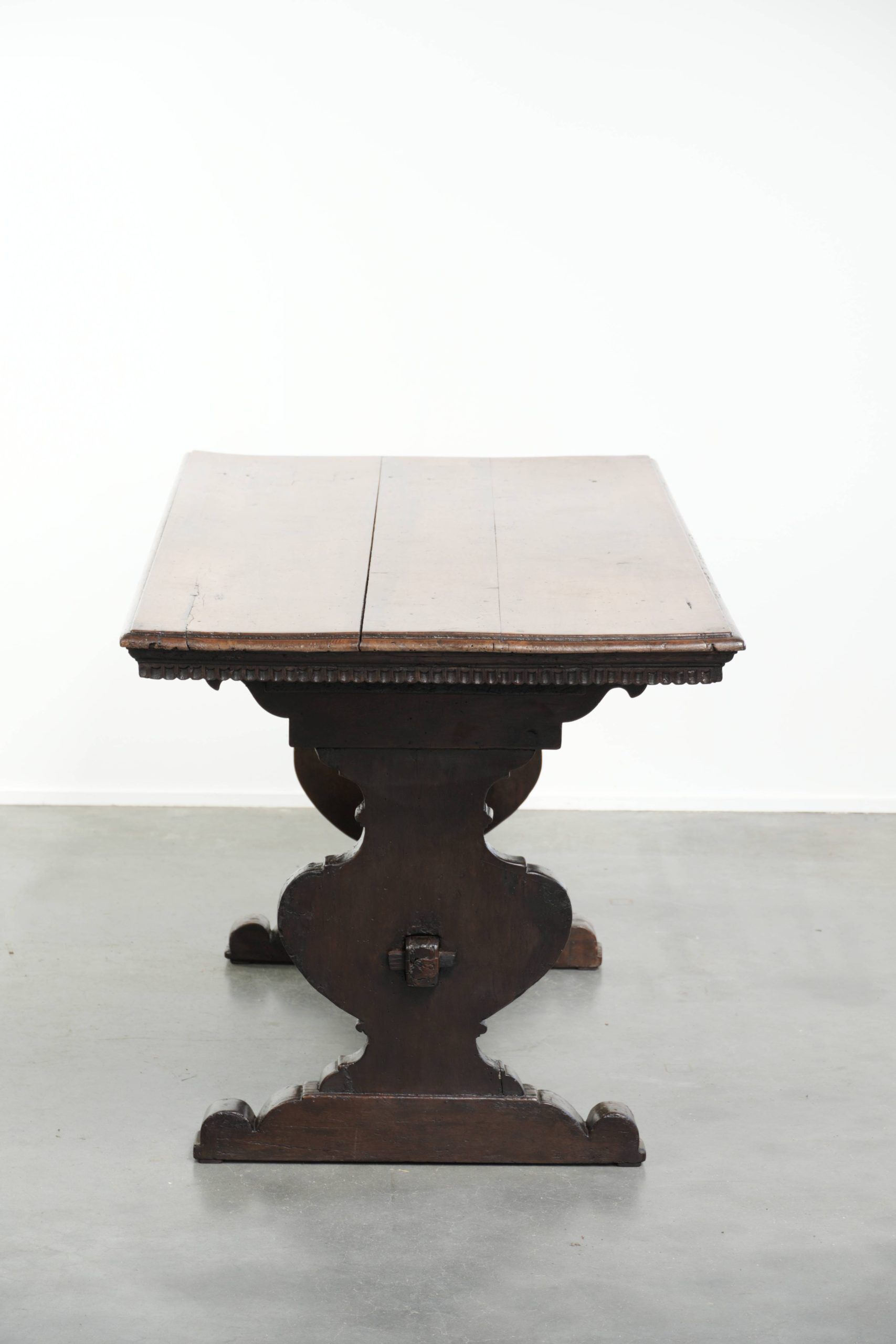 Authentic Italian dining table from the 16th century made of walnut