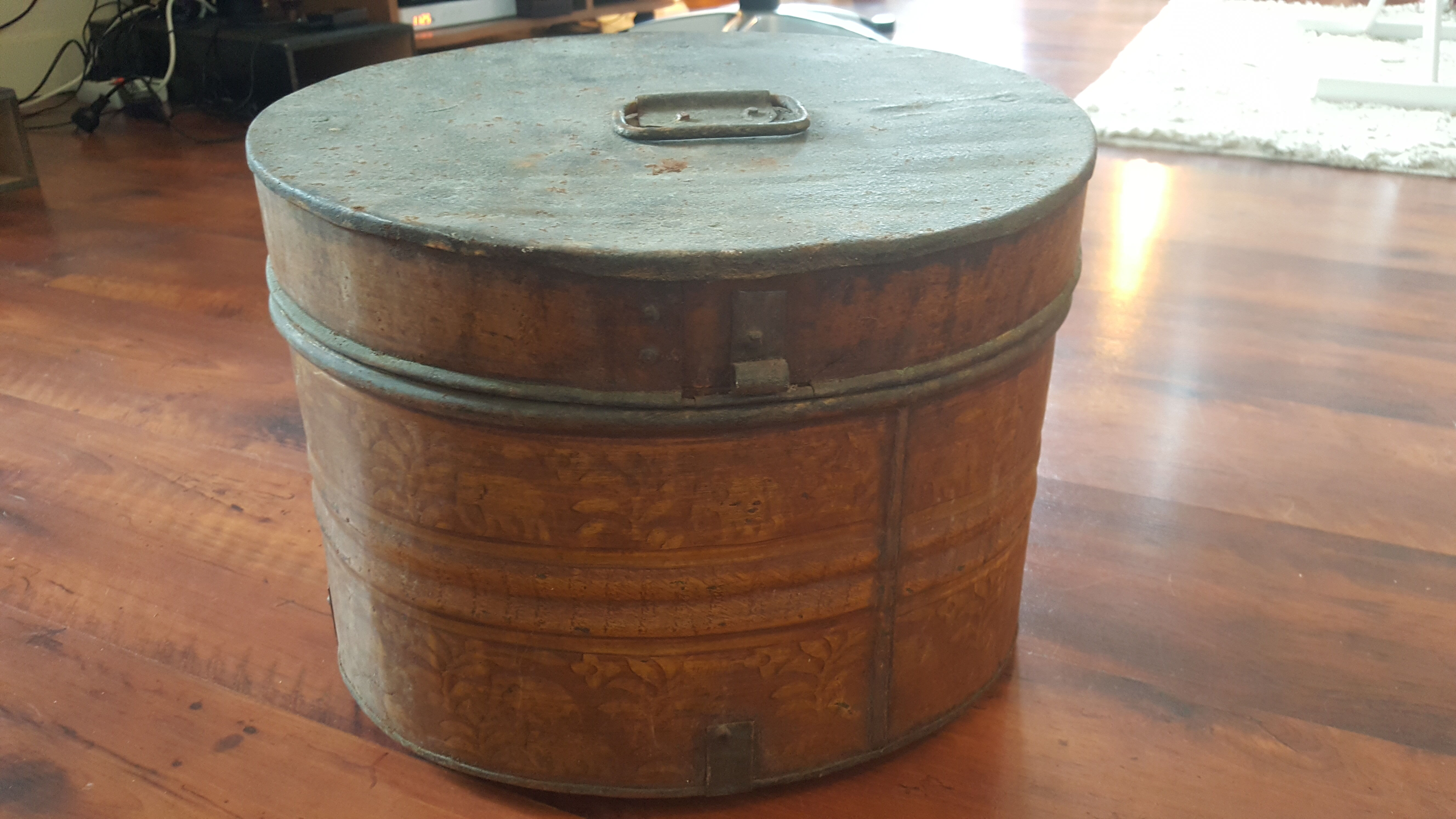 Metal hat box