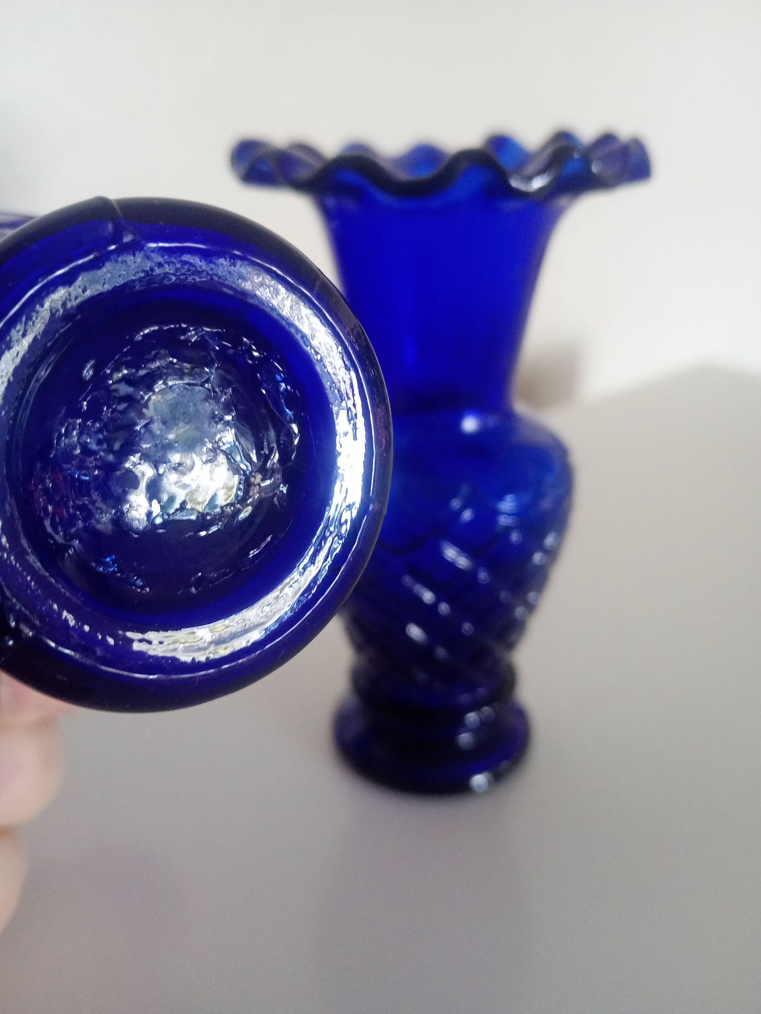 Pair of small (12cm) corolla vases - cobalt blue glass with heron - Portieux