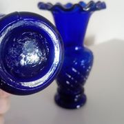 Pair of small (12cm) corolla vases - cobalt blue glass with heron - Portieux