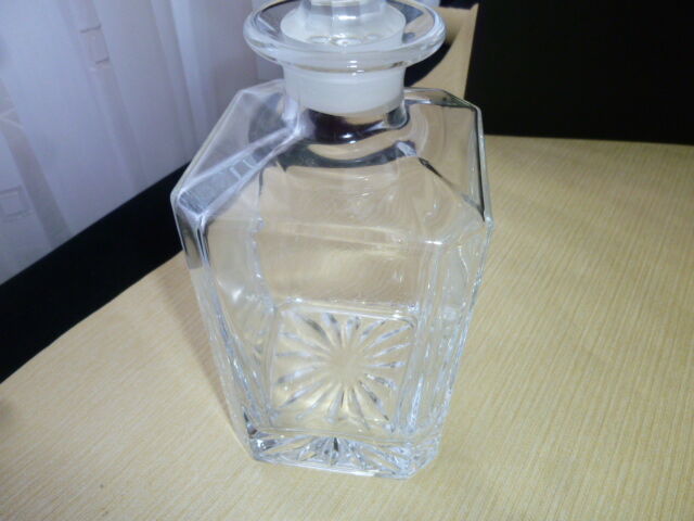 Plain crystal whisky decanter faceted cap