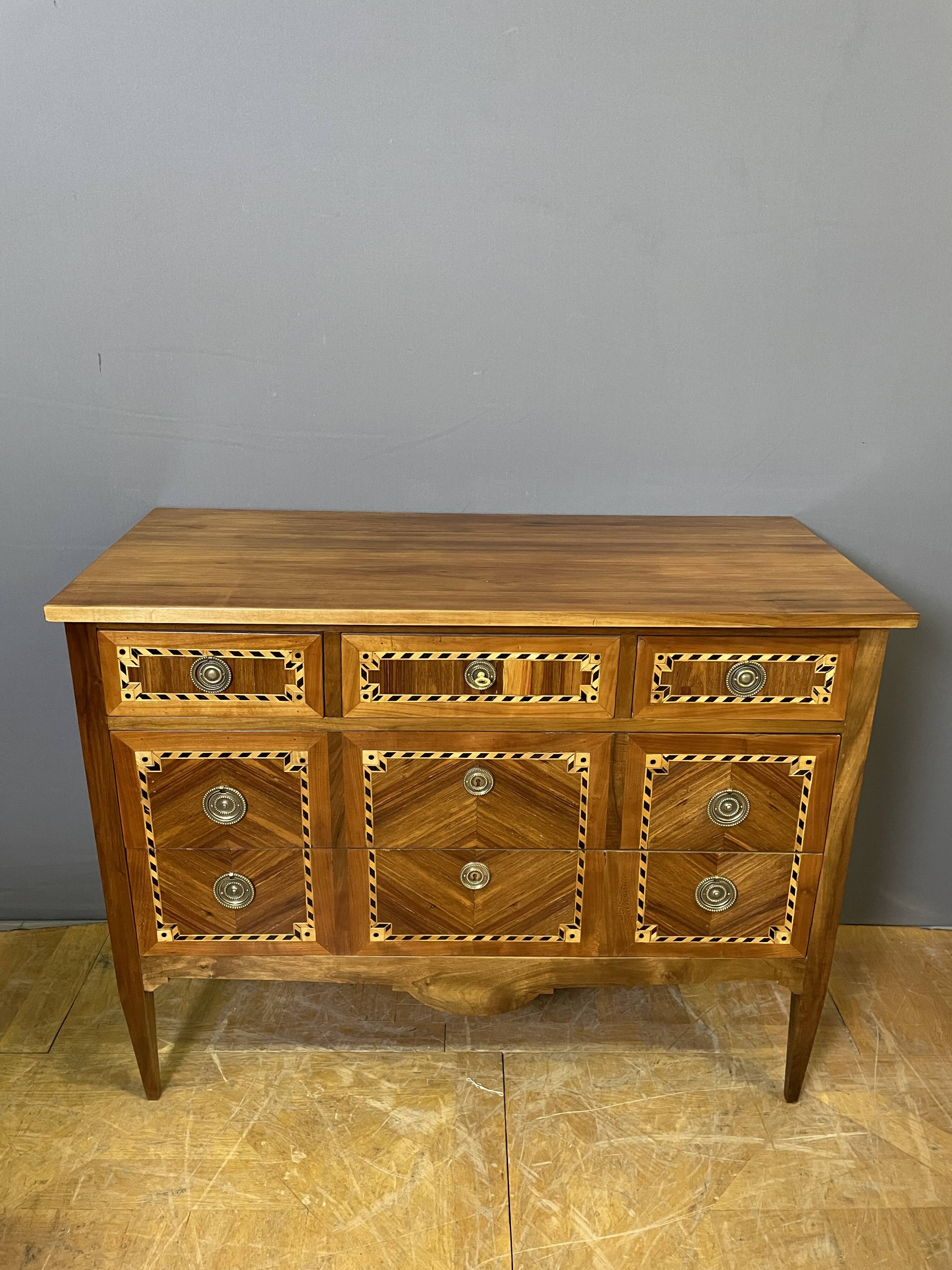commode de style Louis XVI en bois fruitier
