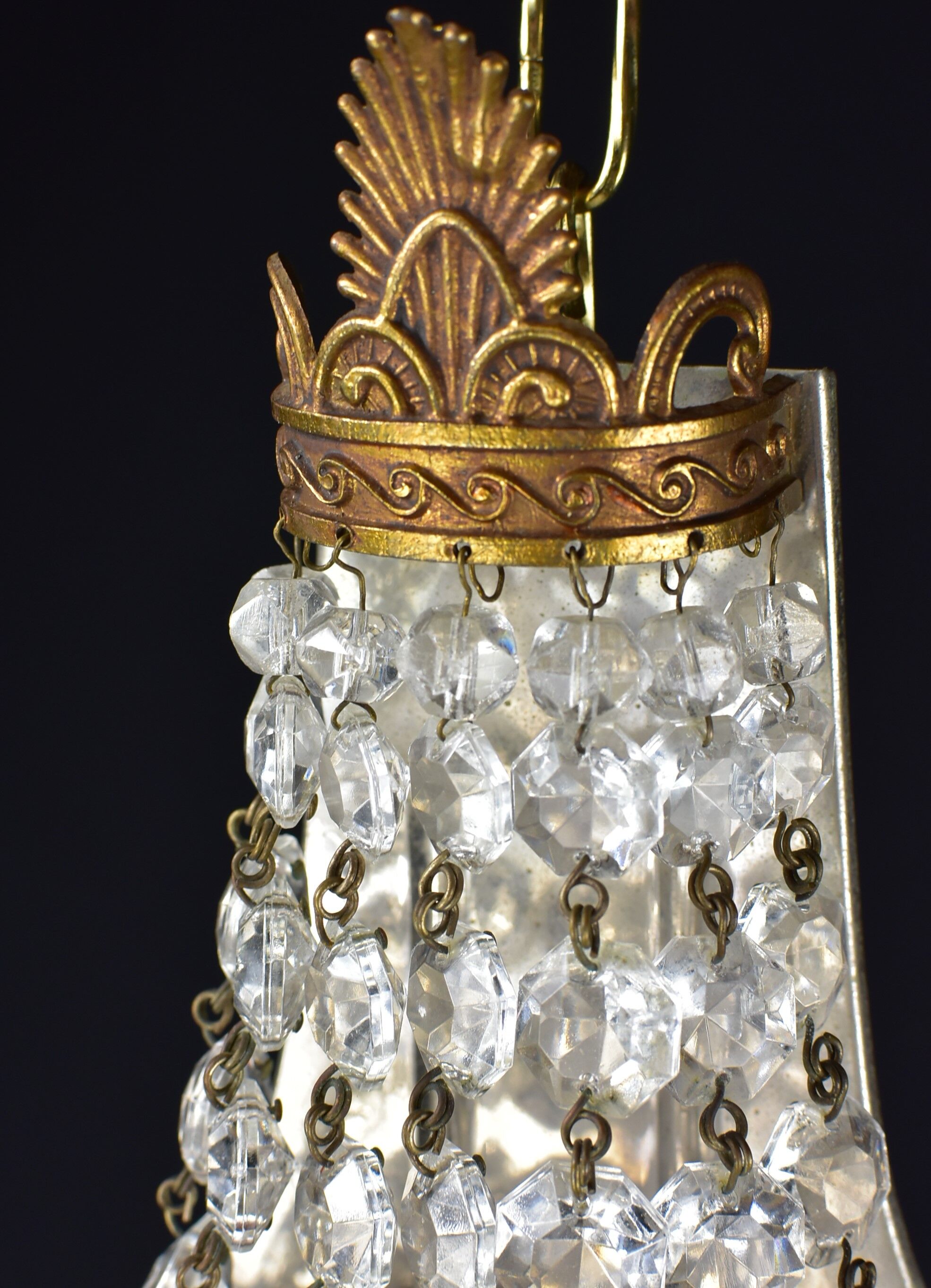 Applies glass tassels.