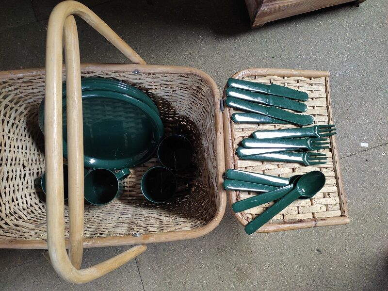 Basket wicker picnic camping hiking plate covered