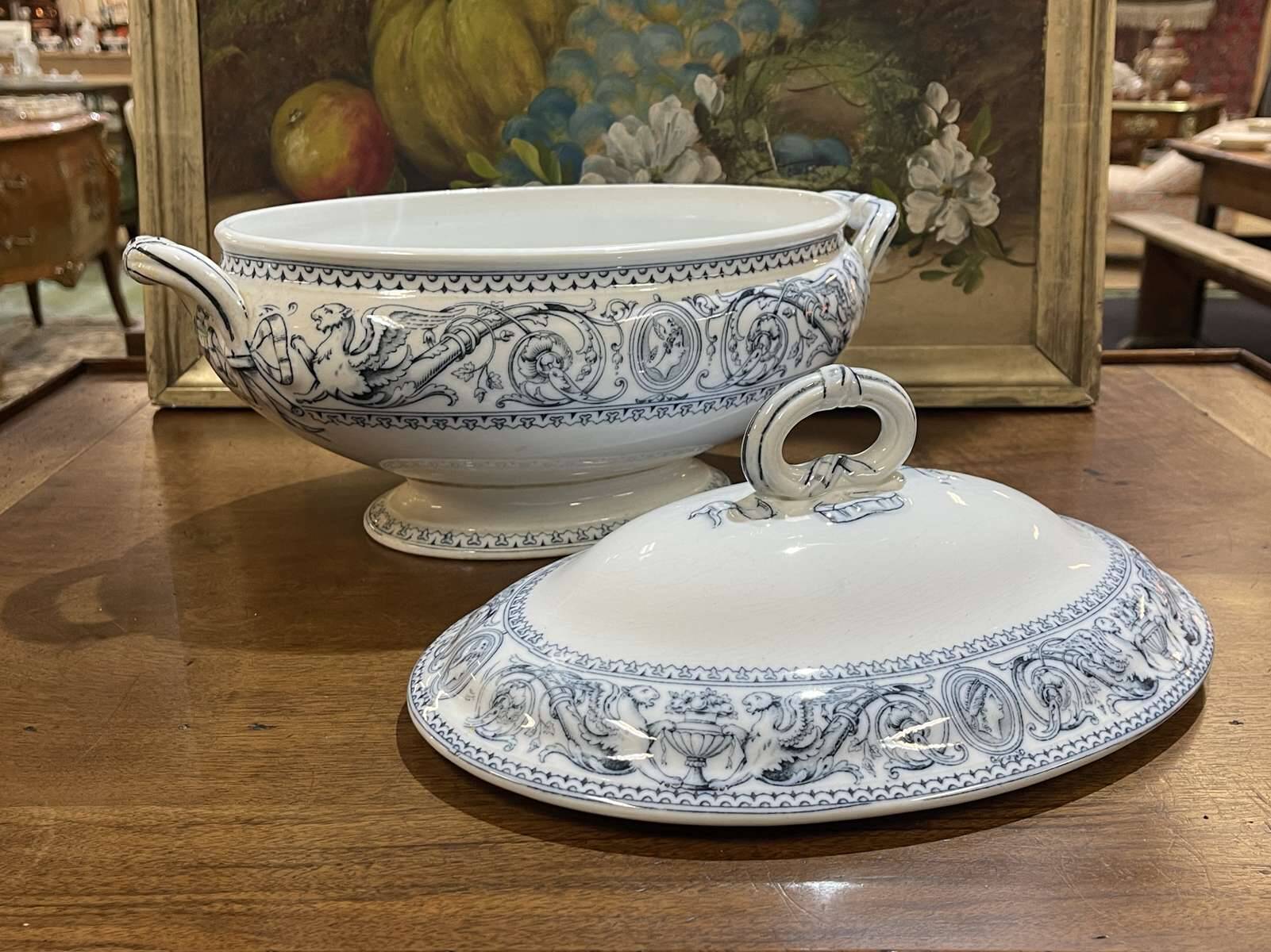 Important English Minton porcelain soup tureen, Florentine pattern