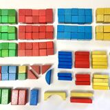 Ancien jeu de construction en bois dans son baril - 178 cubes colorés - heros