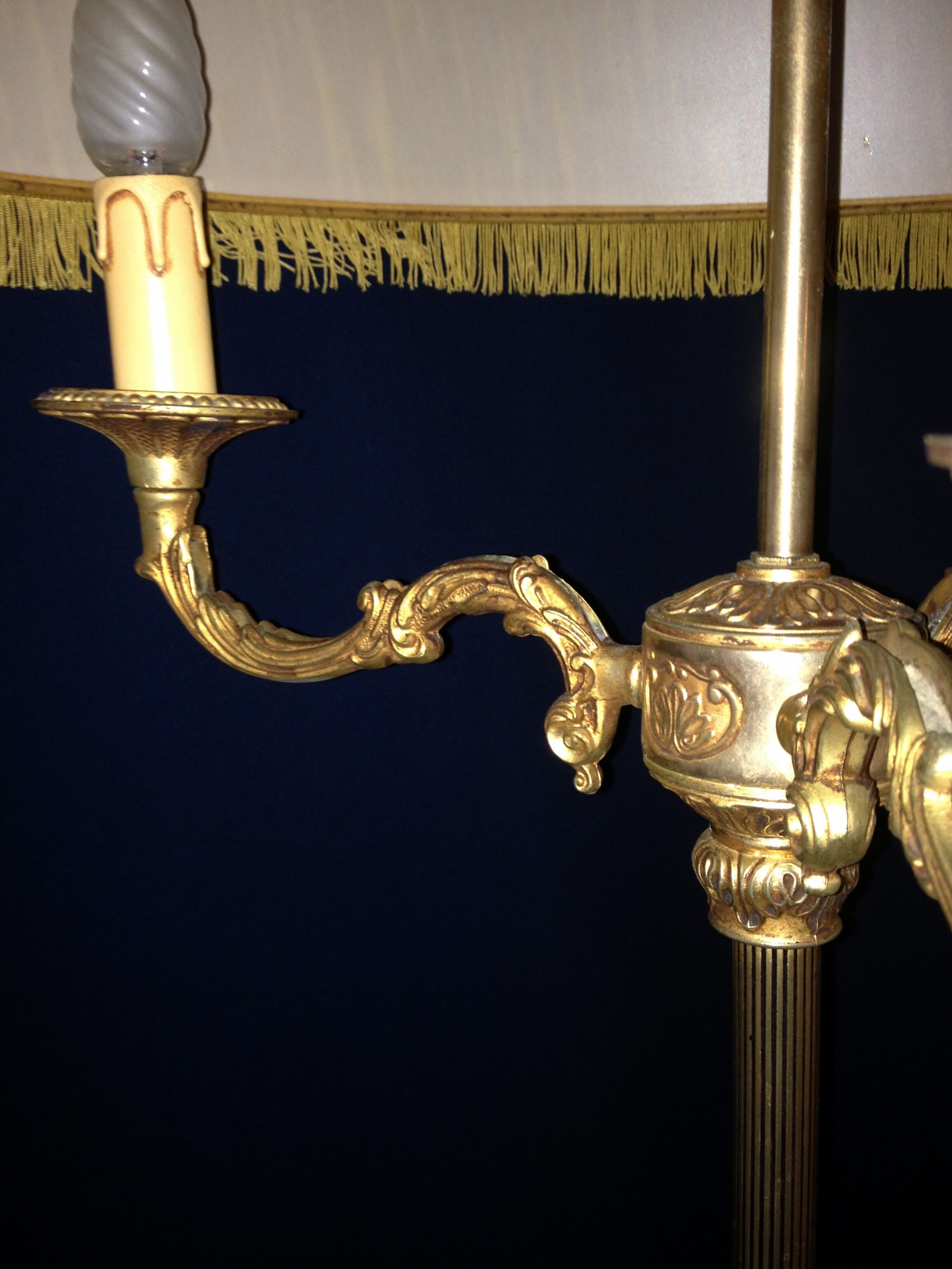 Bronze tripod lamppost