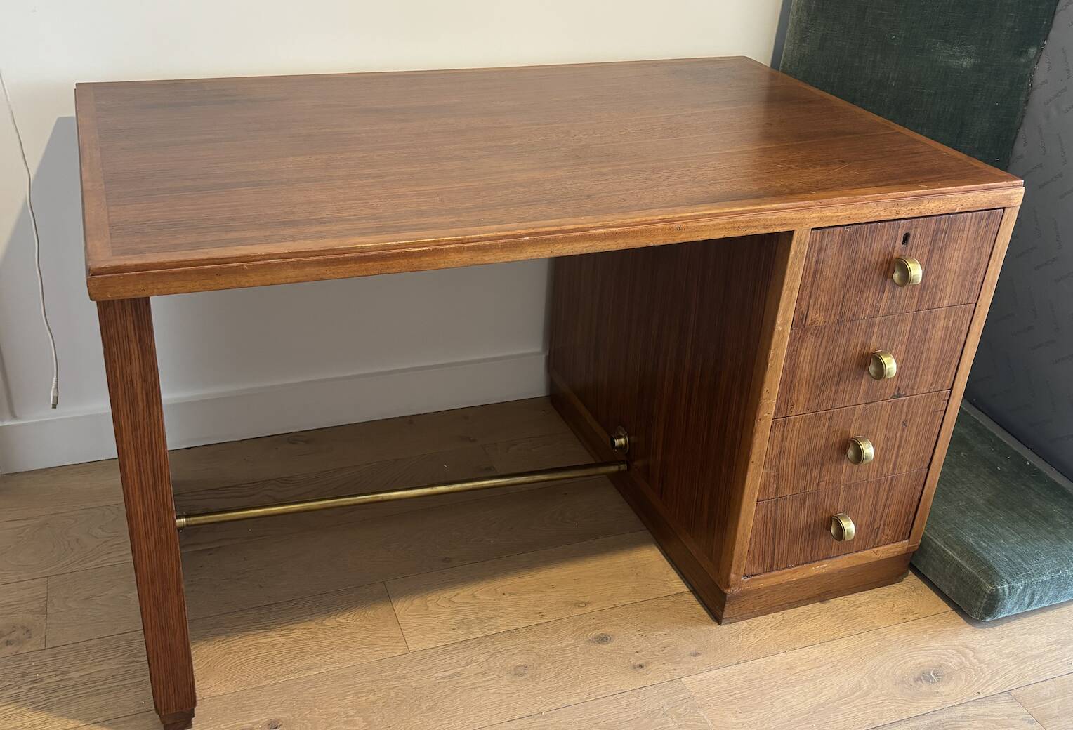 Mid-Century executive desk in walnut and brass – 1960s