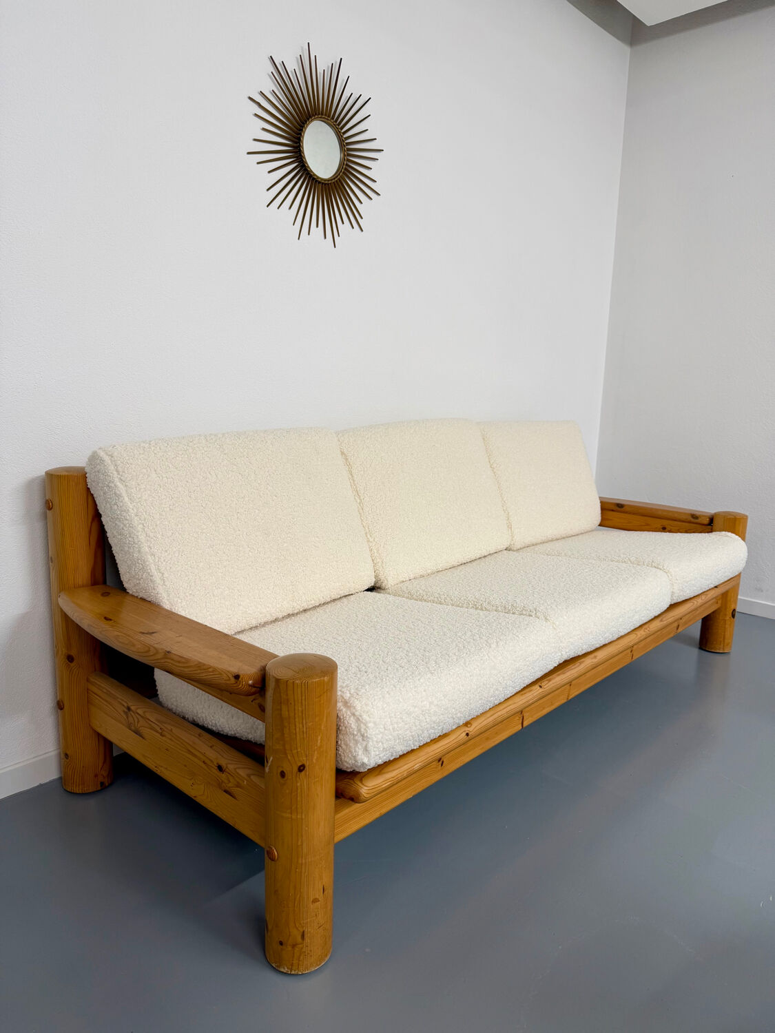 Canapé en pin massif et bouclette design scandinave des années 70