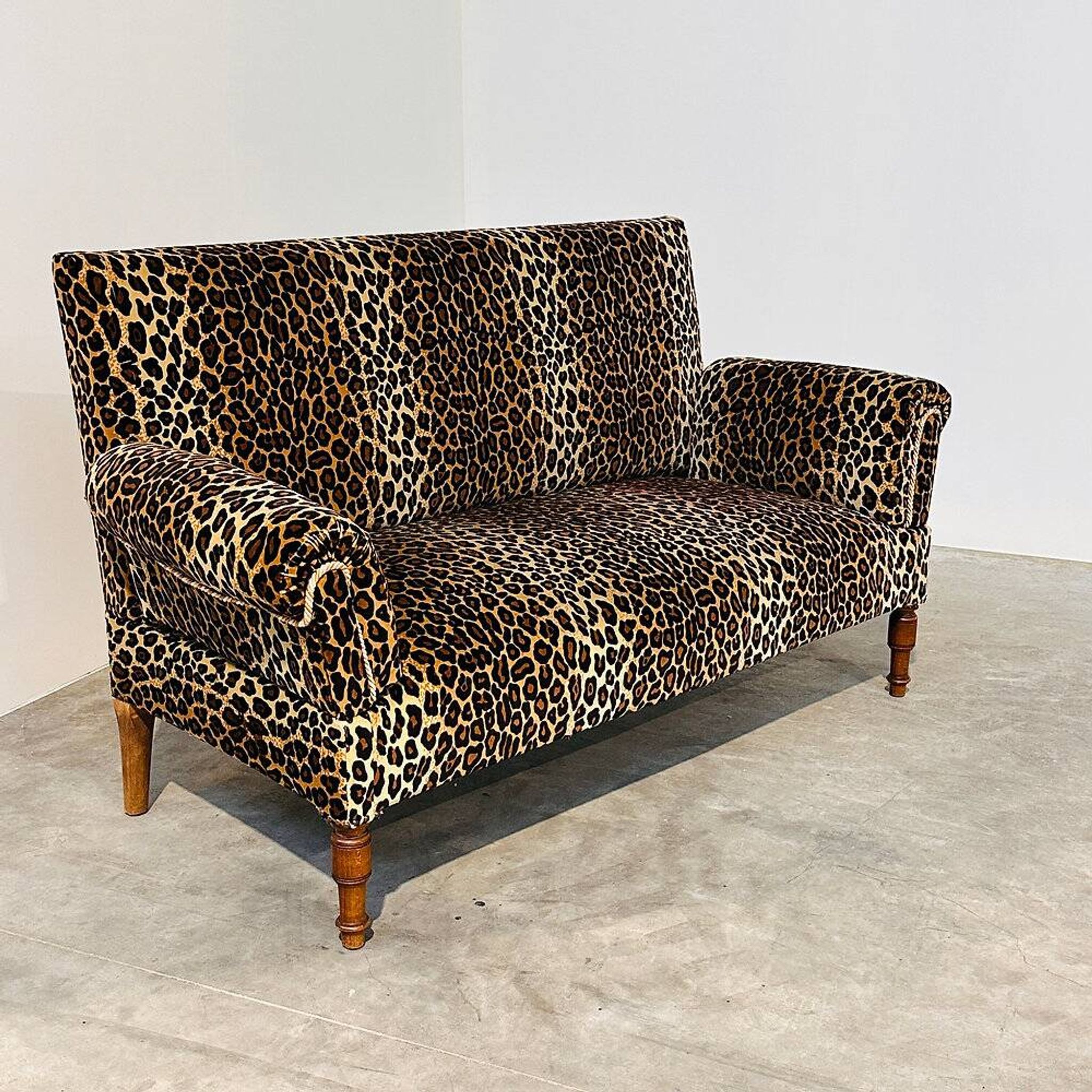 Sofa vintage en velours léopard / sofa mural avec accoudoirs rabattables, France.
