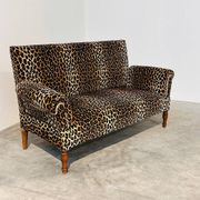 Sofa vintage en velours léopard / sofa mural avec accoudoirs rabattables, France.
