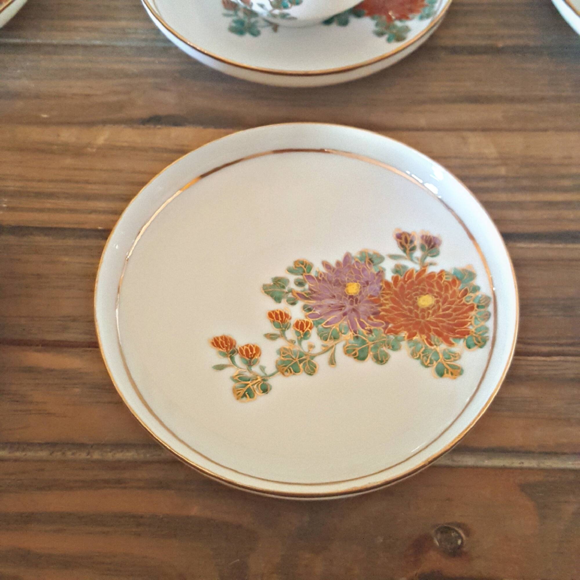 Fine porcelain from Soko Japan, floral tea set (cups, sugar bowl, pot)