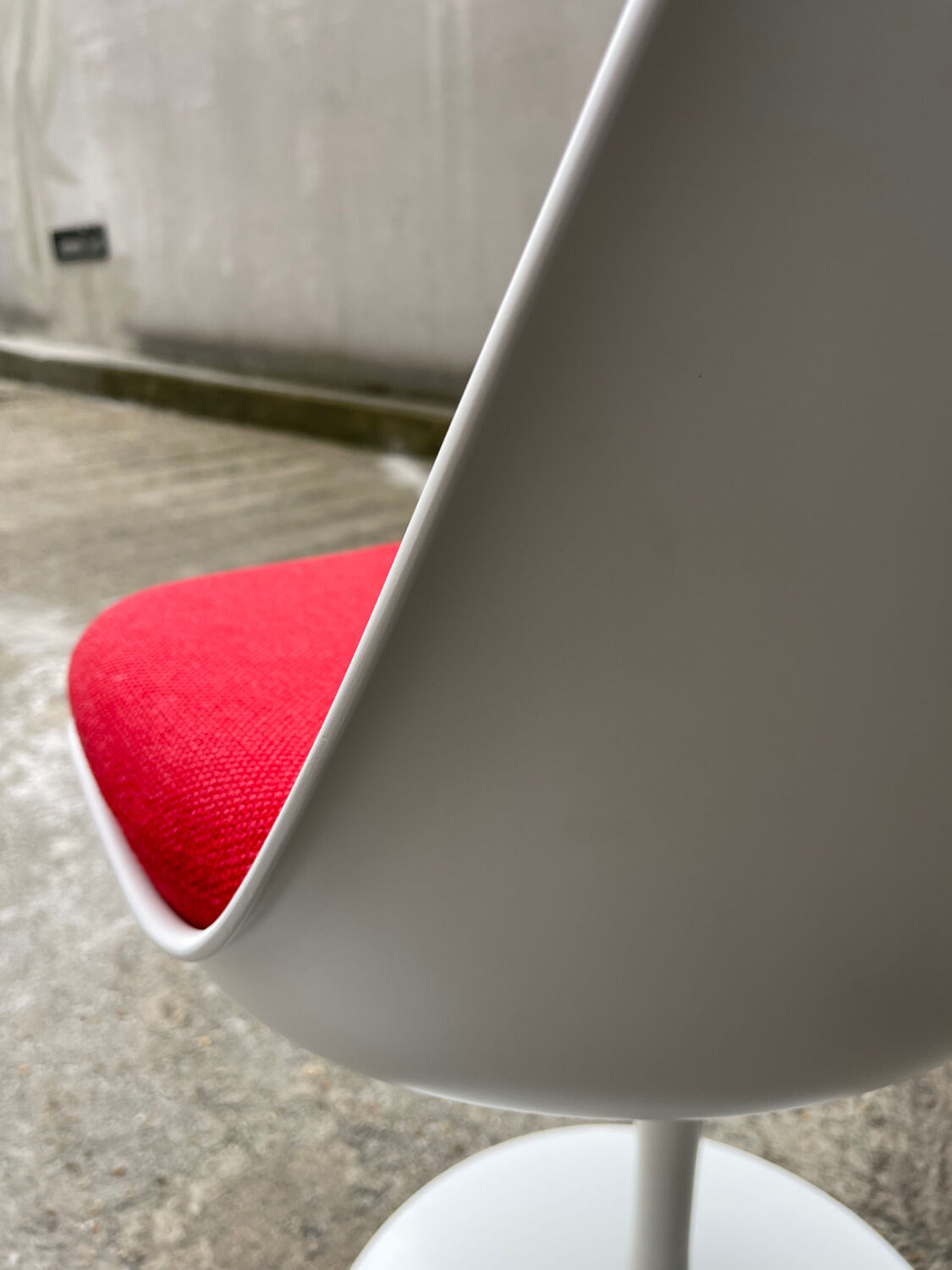 Pair of TULIP Eero Saarinen knoll international chairs