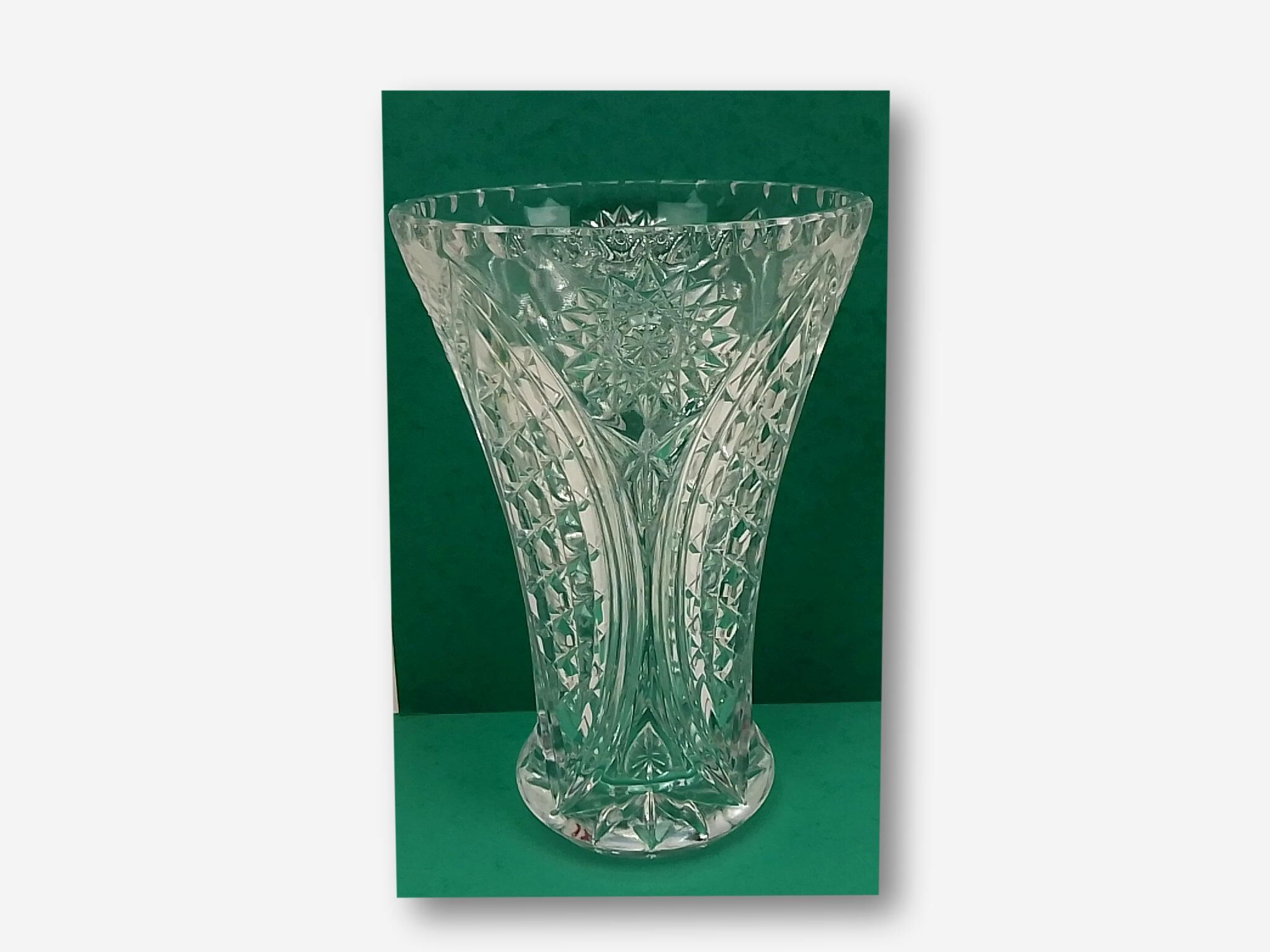 Vase in transparent crystal decoration in relief 21 cm