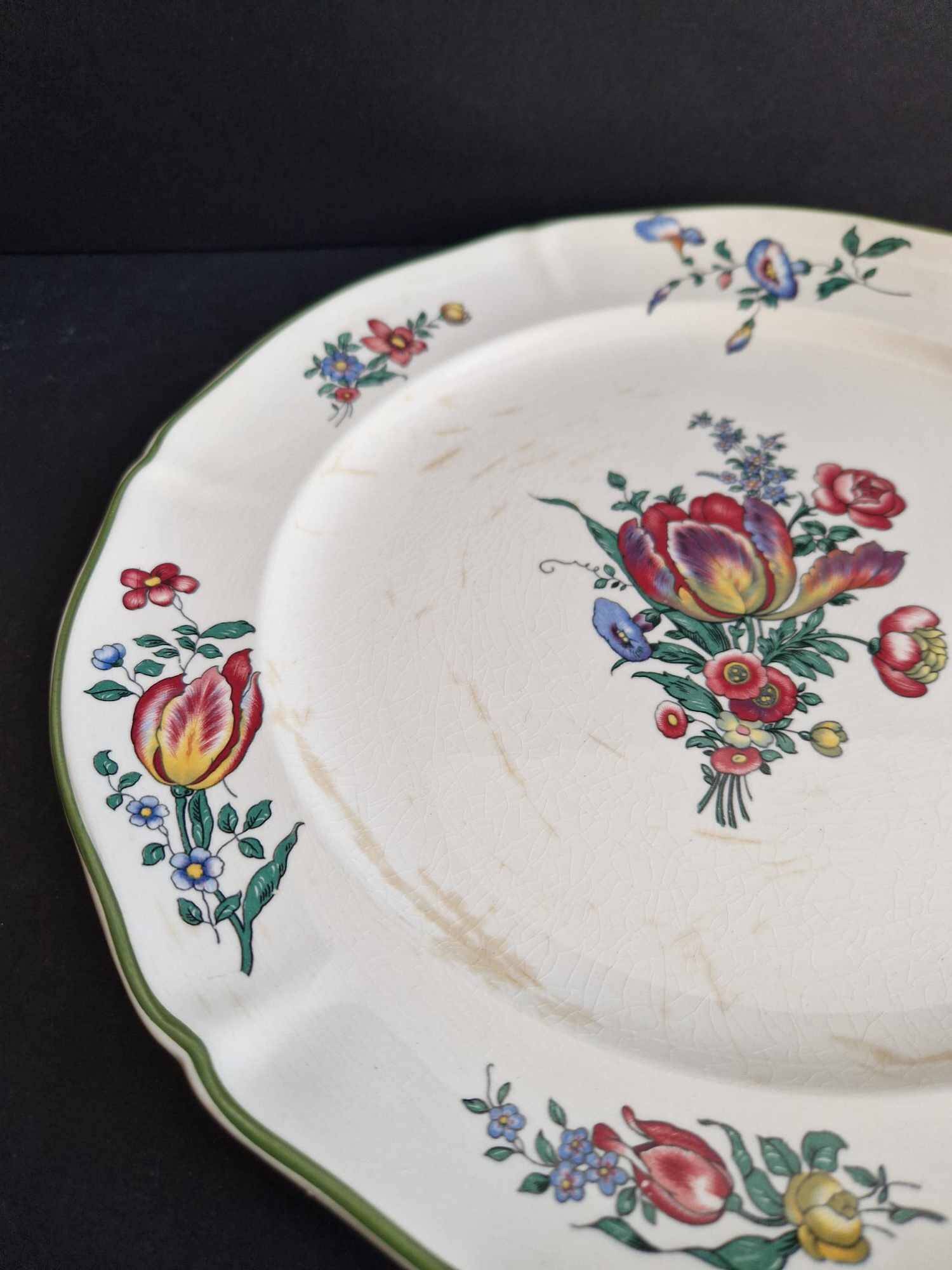 Large round ceramic serving dish Villeroy and Boch Mettlach model 1562.