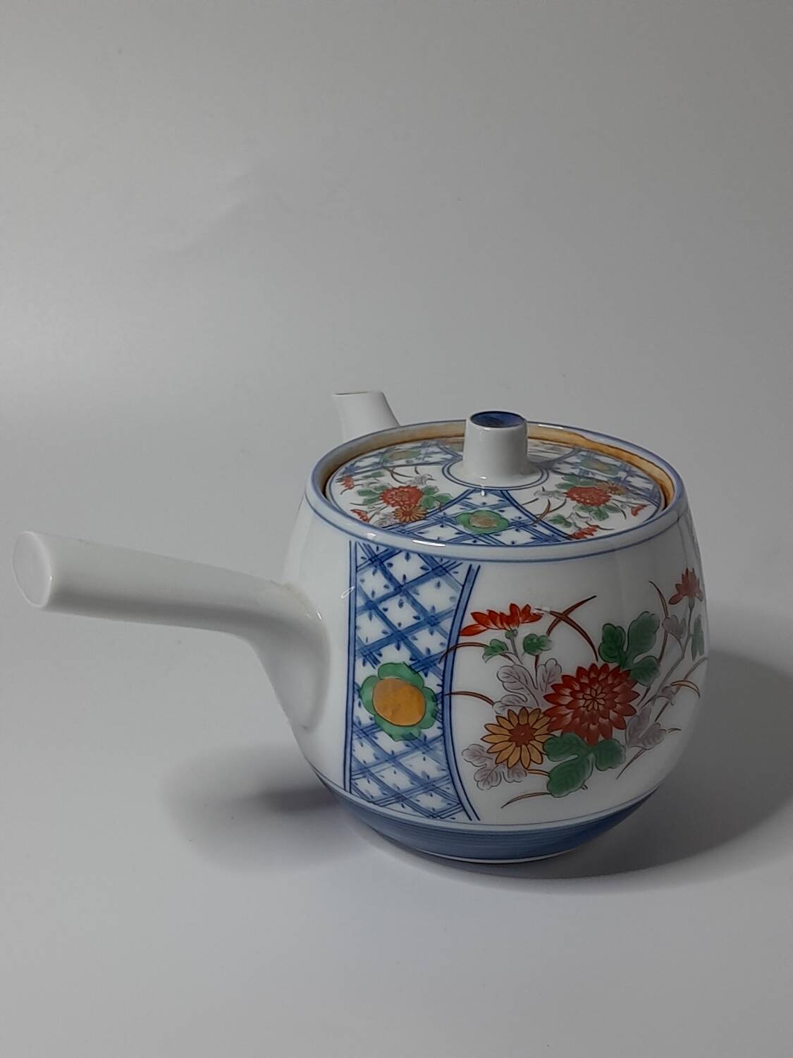Japanese Kyūsu teapot in Arita porcelain, Imari floral decoration.