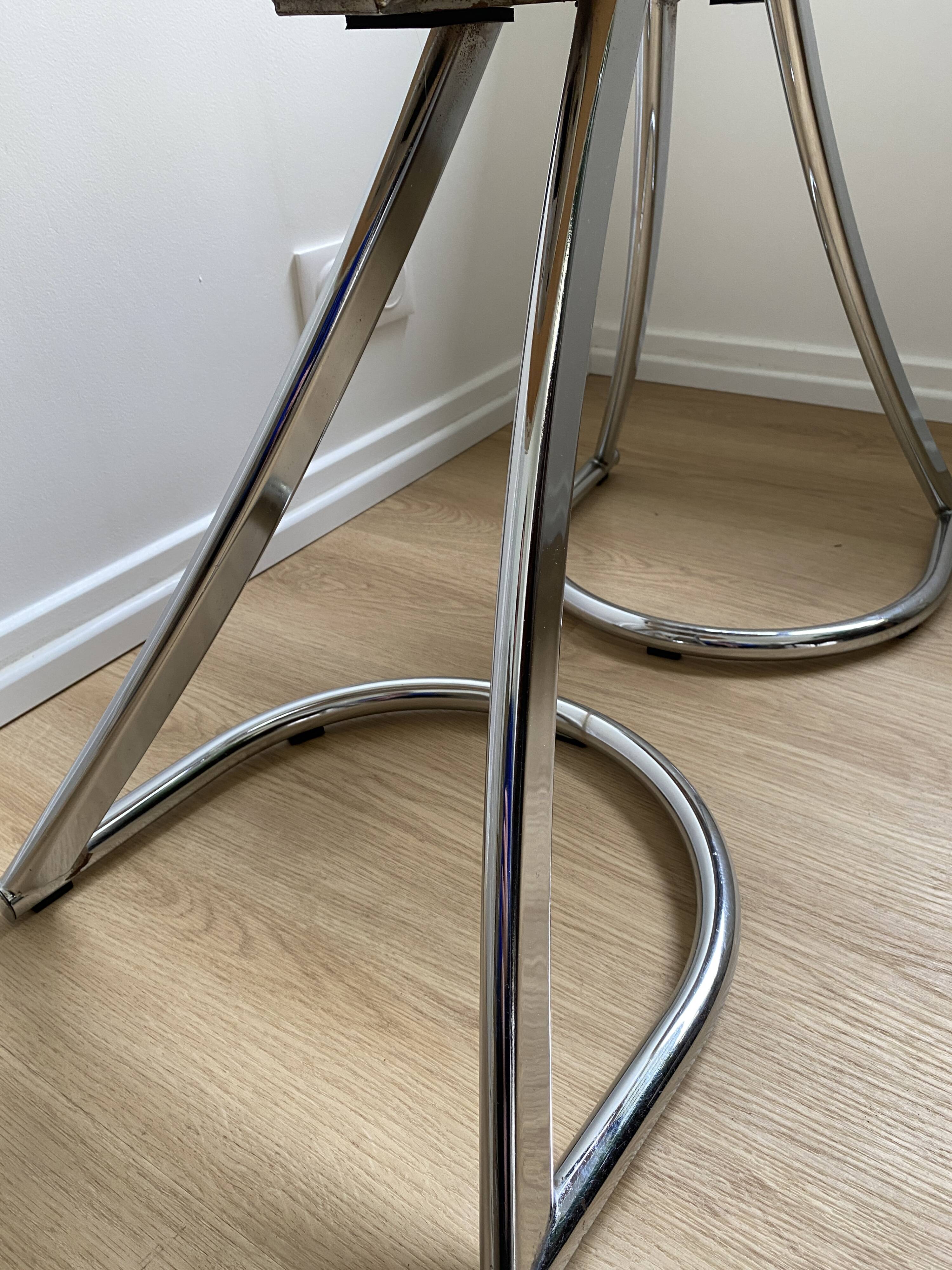 Pair of vintage Z low stools with chrome metal base and white skai seat. H: 49 cm 80s