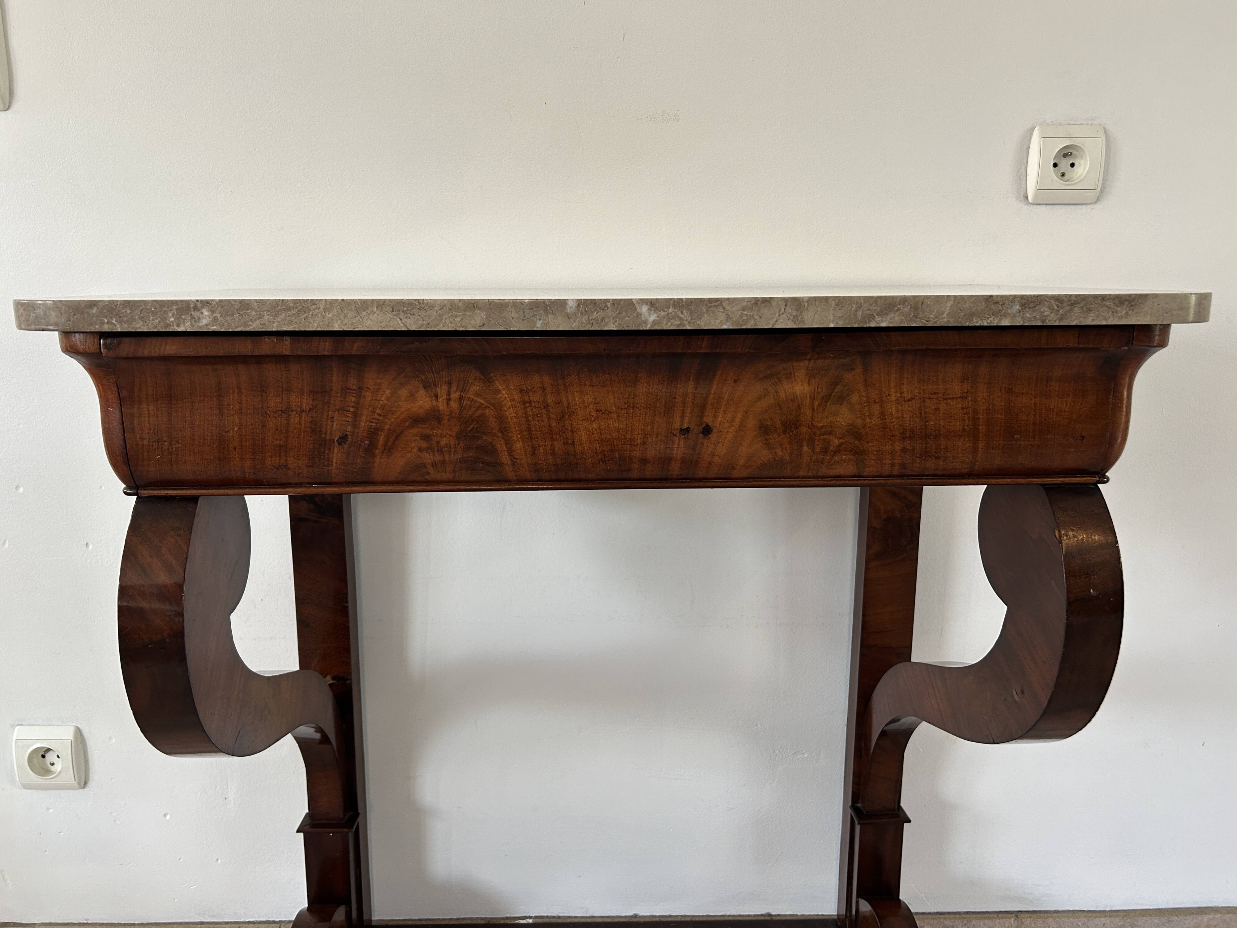 Console d'époque Louis-Philippe, placage d'acajou et marbre