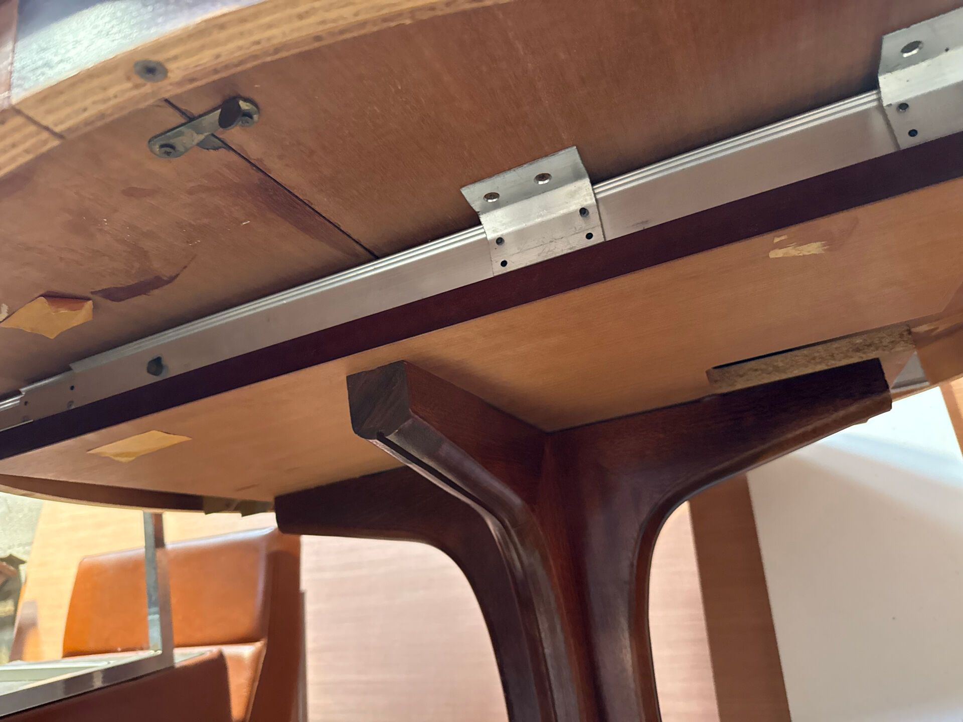 Baumann round table with extensions
