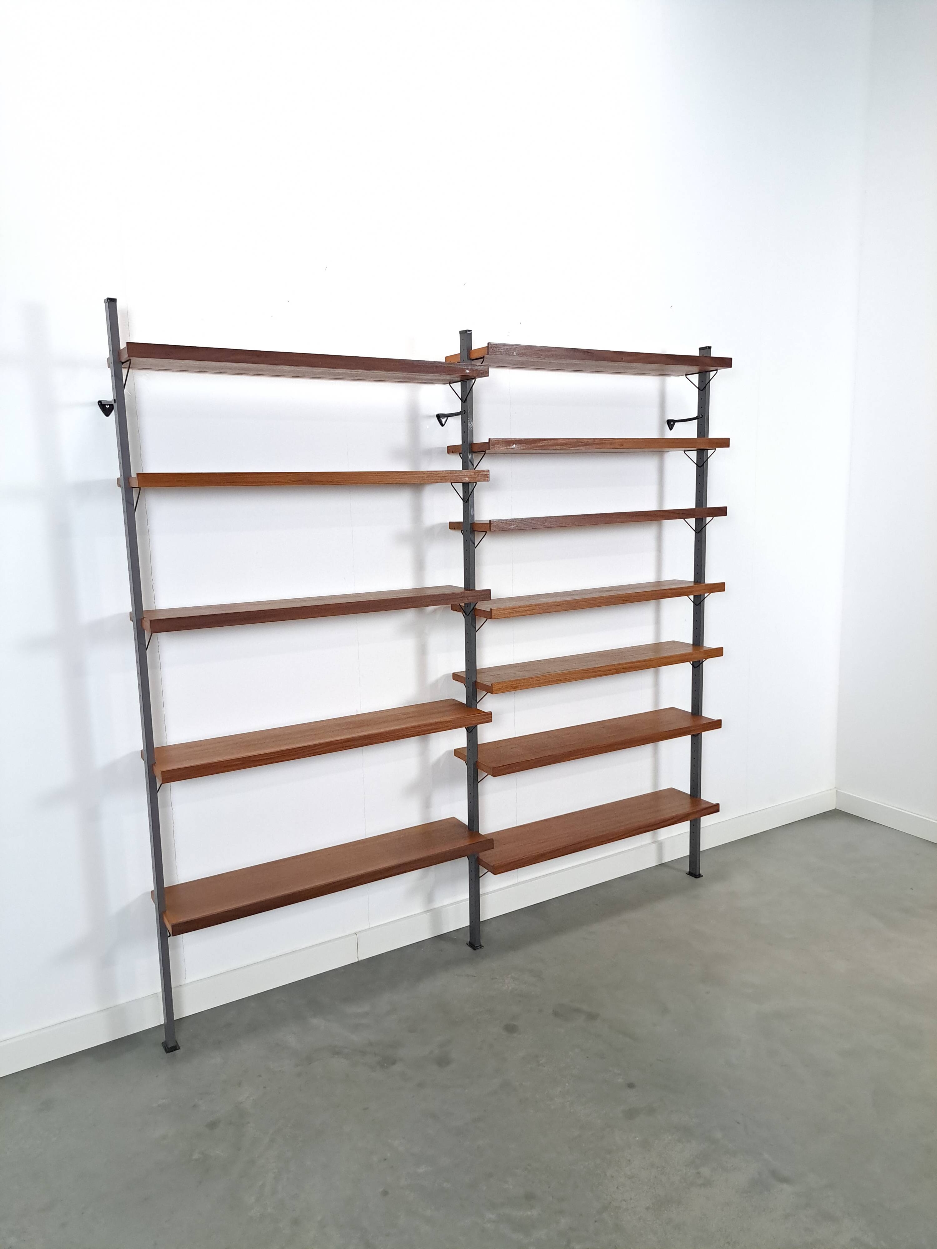 Mid Century Olof Pira Zweden teak modulair LP wandsysteem