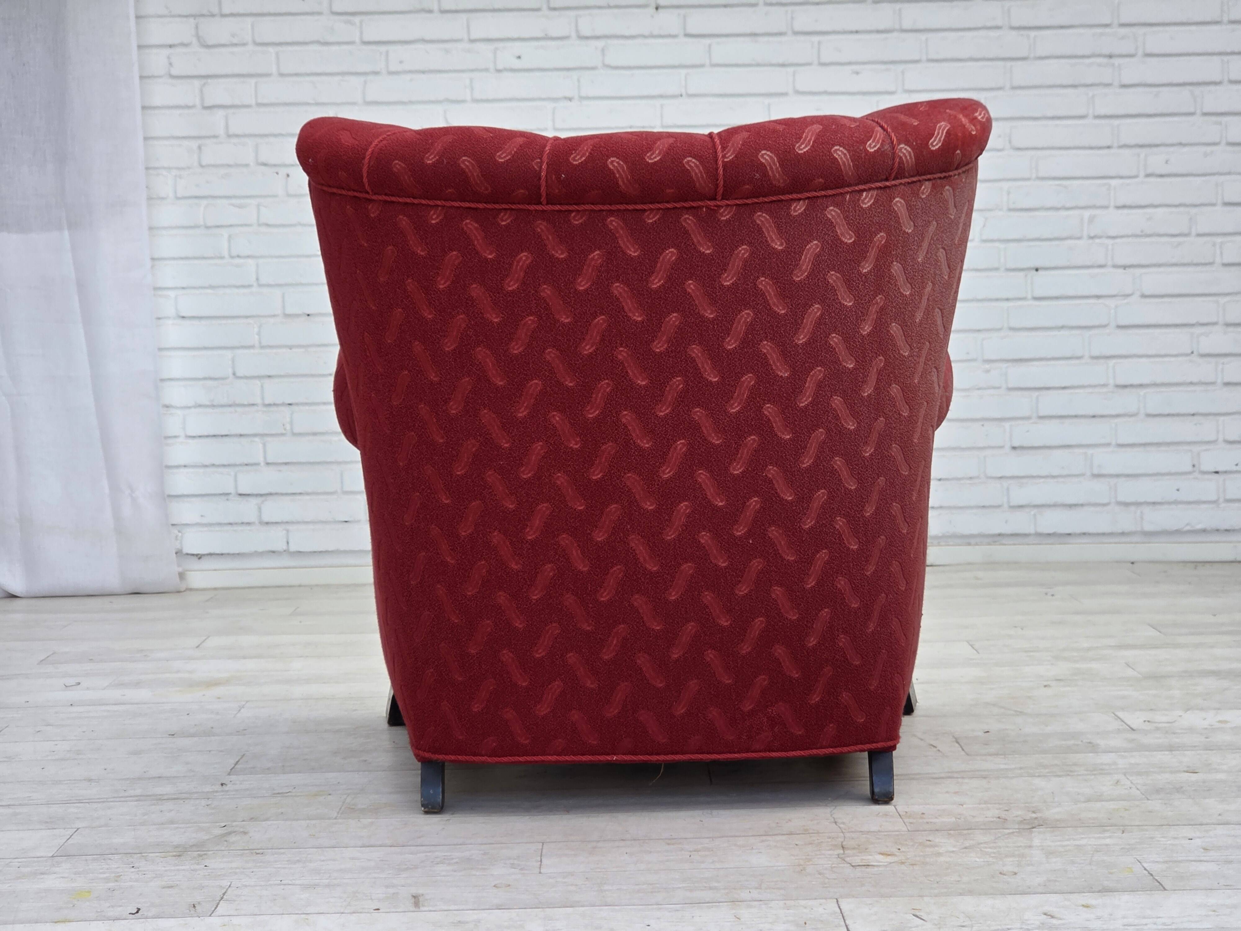 Fauteuil relax danois des années 1950, en laine rouge, bois de chêne.