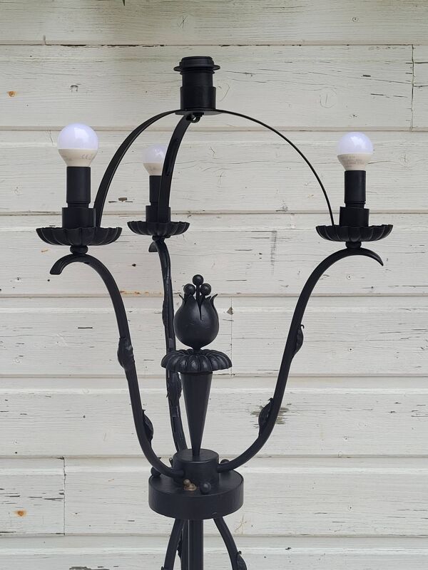 Lampadaire en fer forgé noir attribué a Gilbert Poillerat