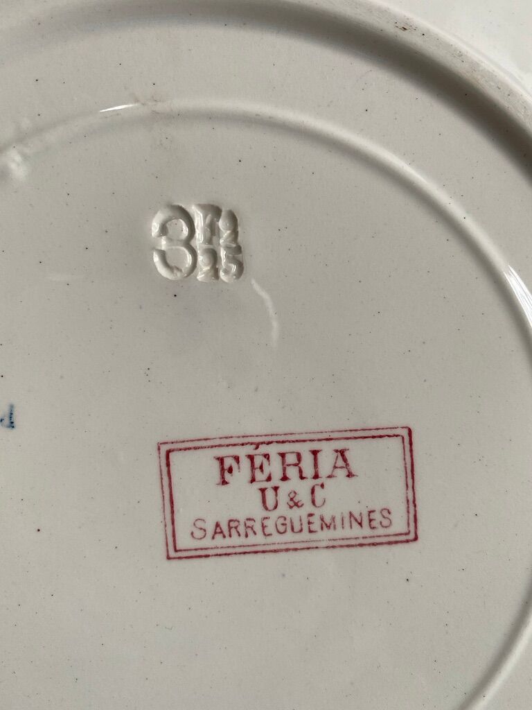 5 red decoration plates