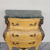 Commode galbée style Louis XV en marqueterie en loupe d'orme et bronze