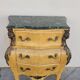 Commode galbée style Louis XV en marqueterie en loupe d'orme et bronze