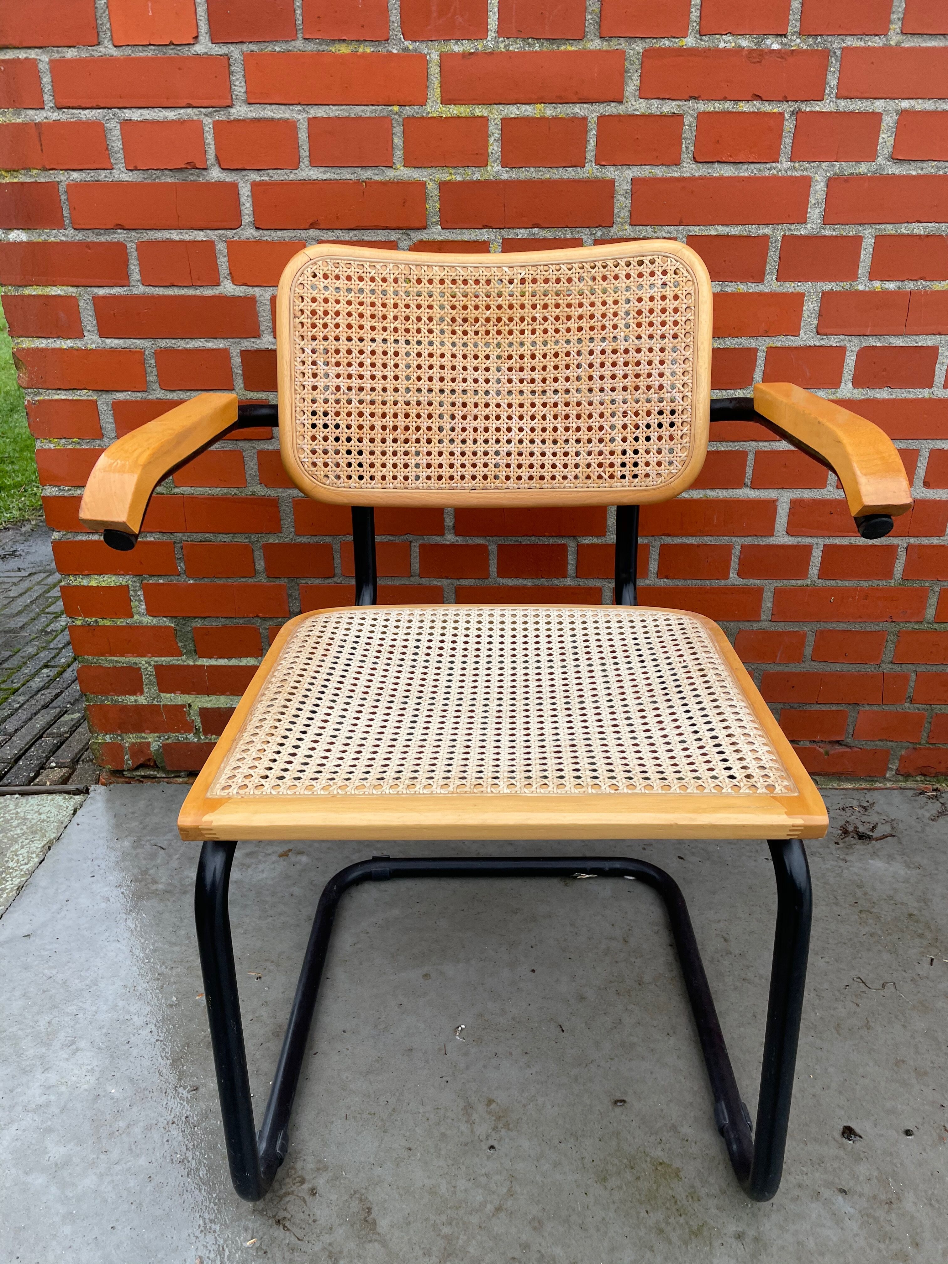 Chaise modèle Cesca conçue par Marcel Breuer avec accoudoirs à structure noire
