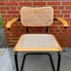 Chaise modèle Cesca conçue par Marcel Breuer avec accoudoirs à structure noire